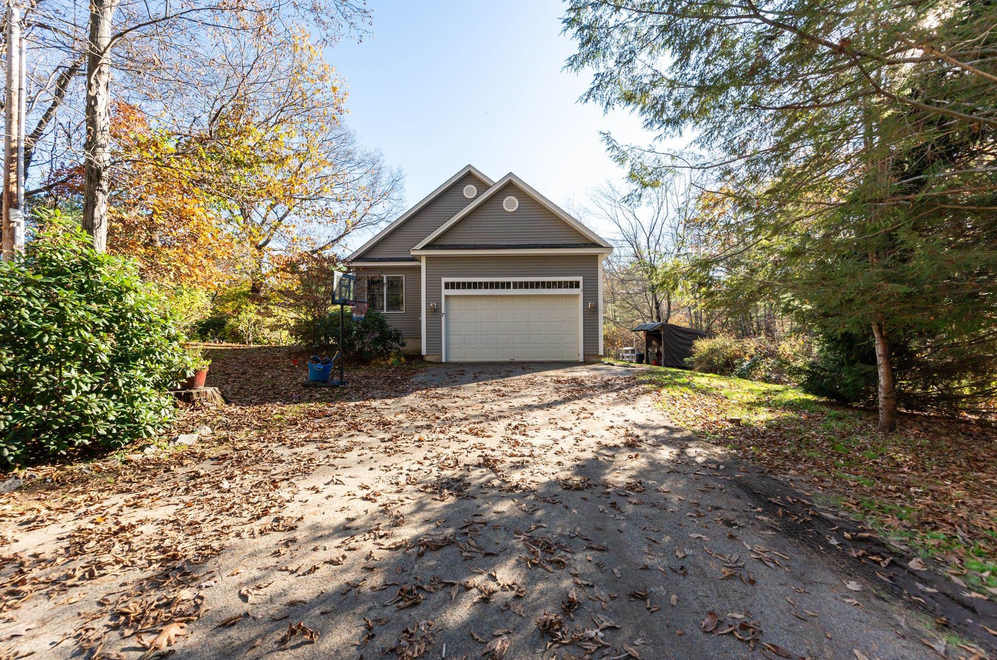 7 Rowell Rd, South Hampton, NH 03827