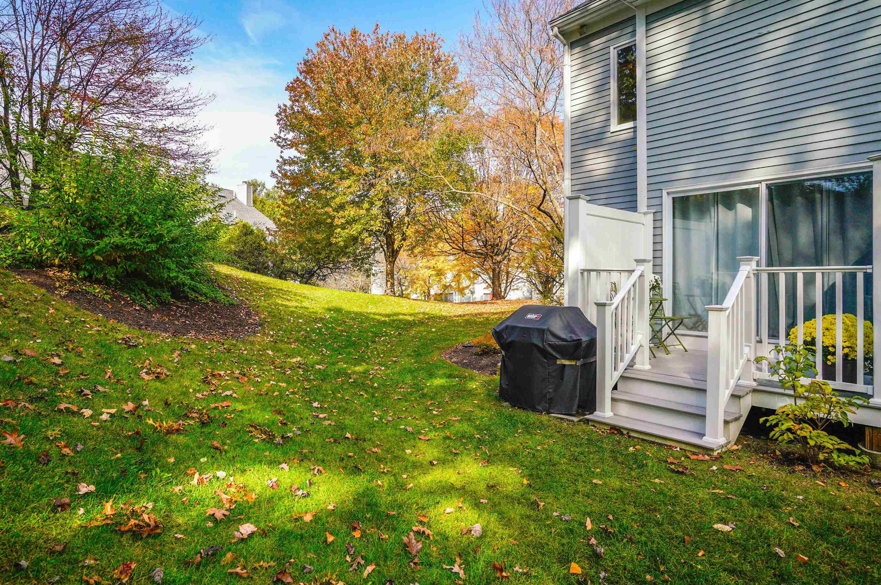 39 Merrimack Dr, Merrimack NH  03054-4850 exterior
