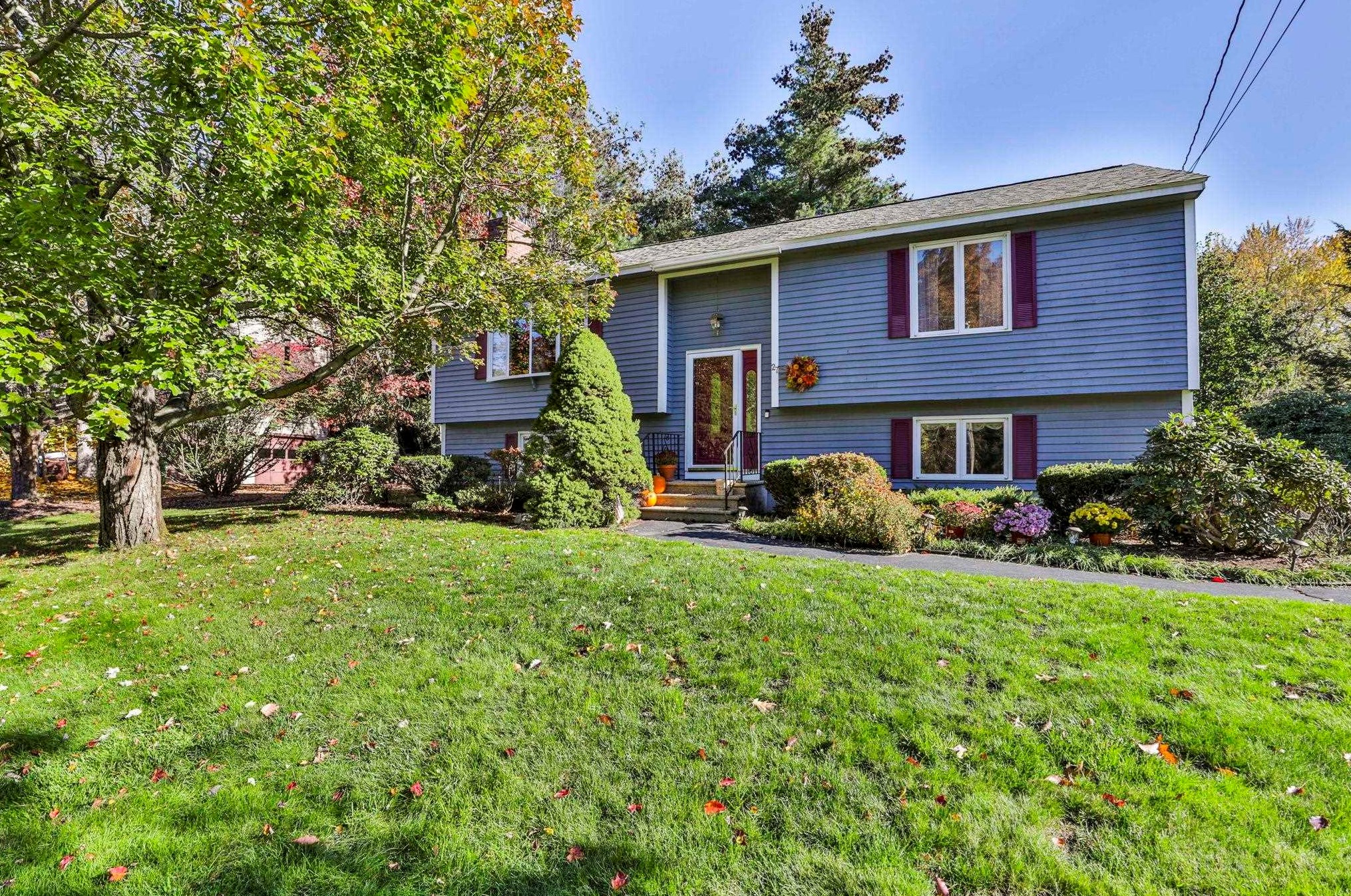 27 Hyacinth Dr, Nashua, NH 03062