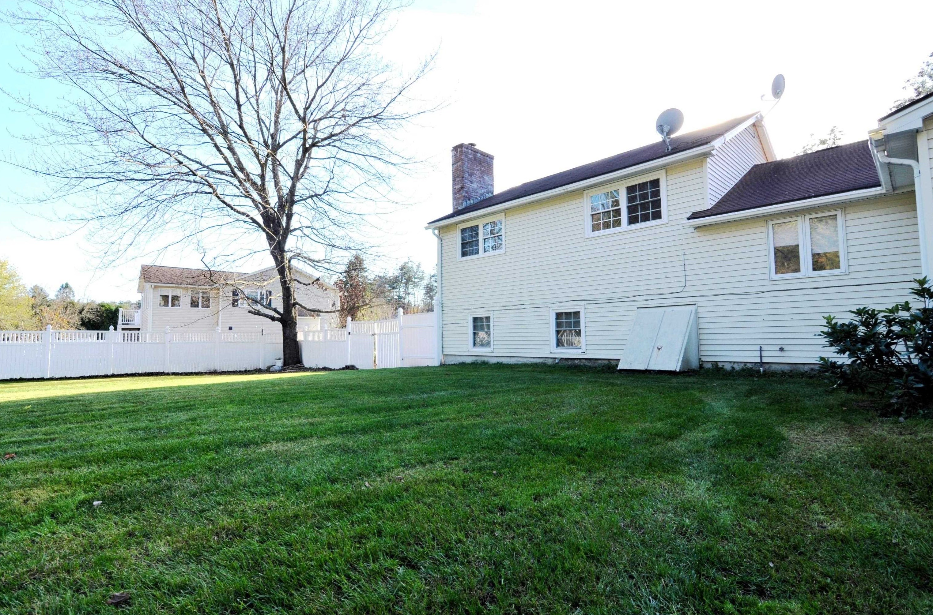 8 Clay St, Merrimack NH  03054-3248 exterior