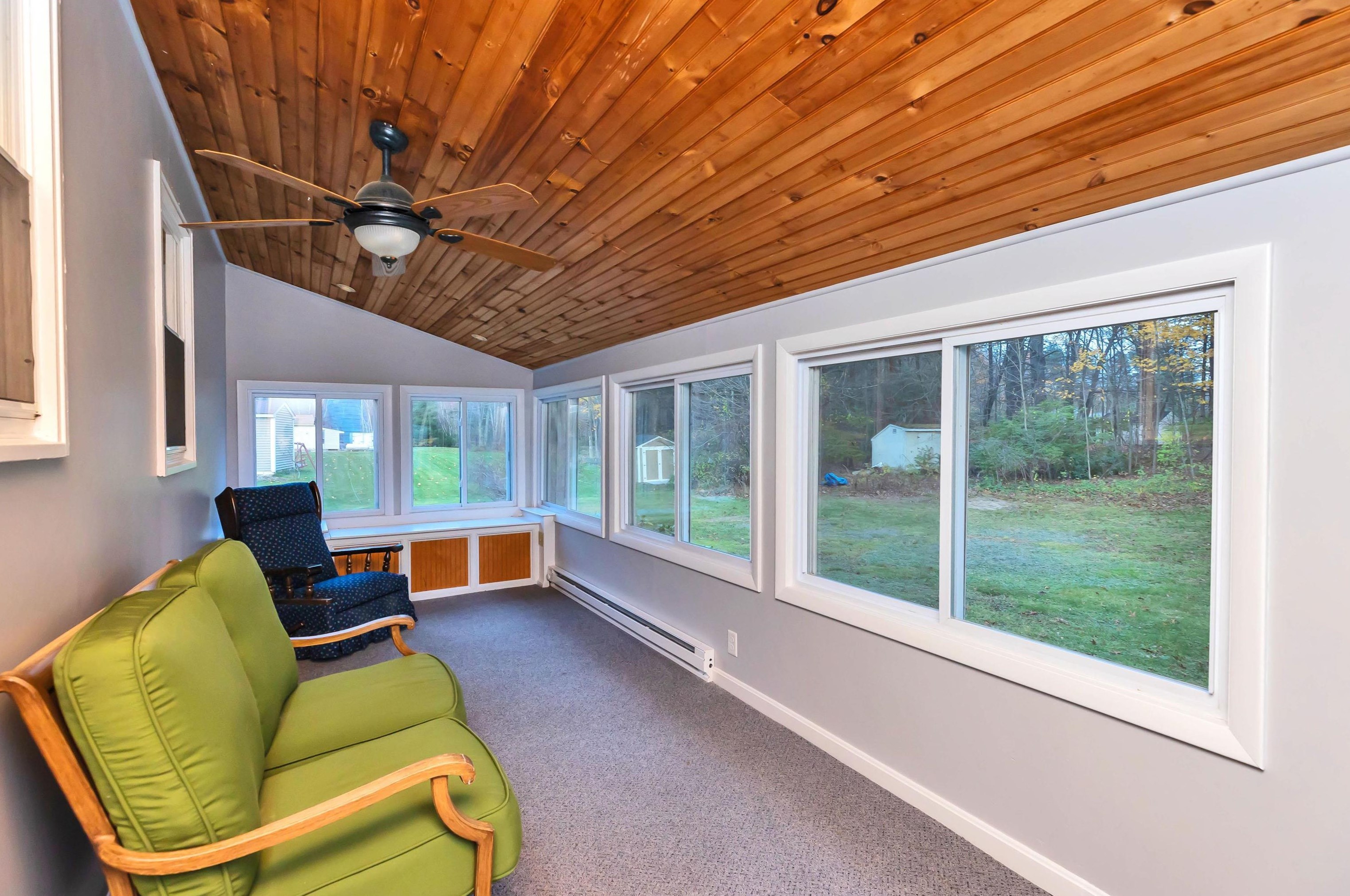 34 Sebbins Pond Dr, Manchester NH  03110-6630 exterior