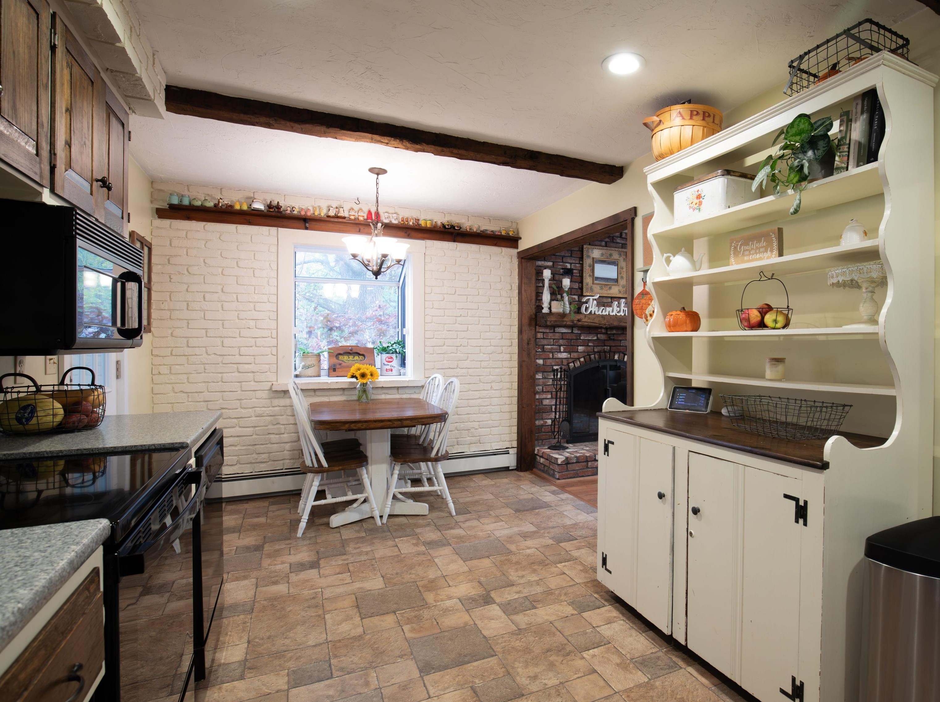 6 Kennedy Dr, Manchester NH  03110-5514 exterior