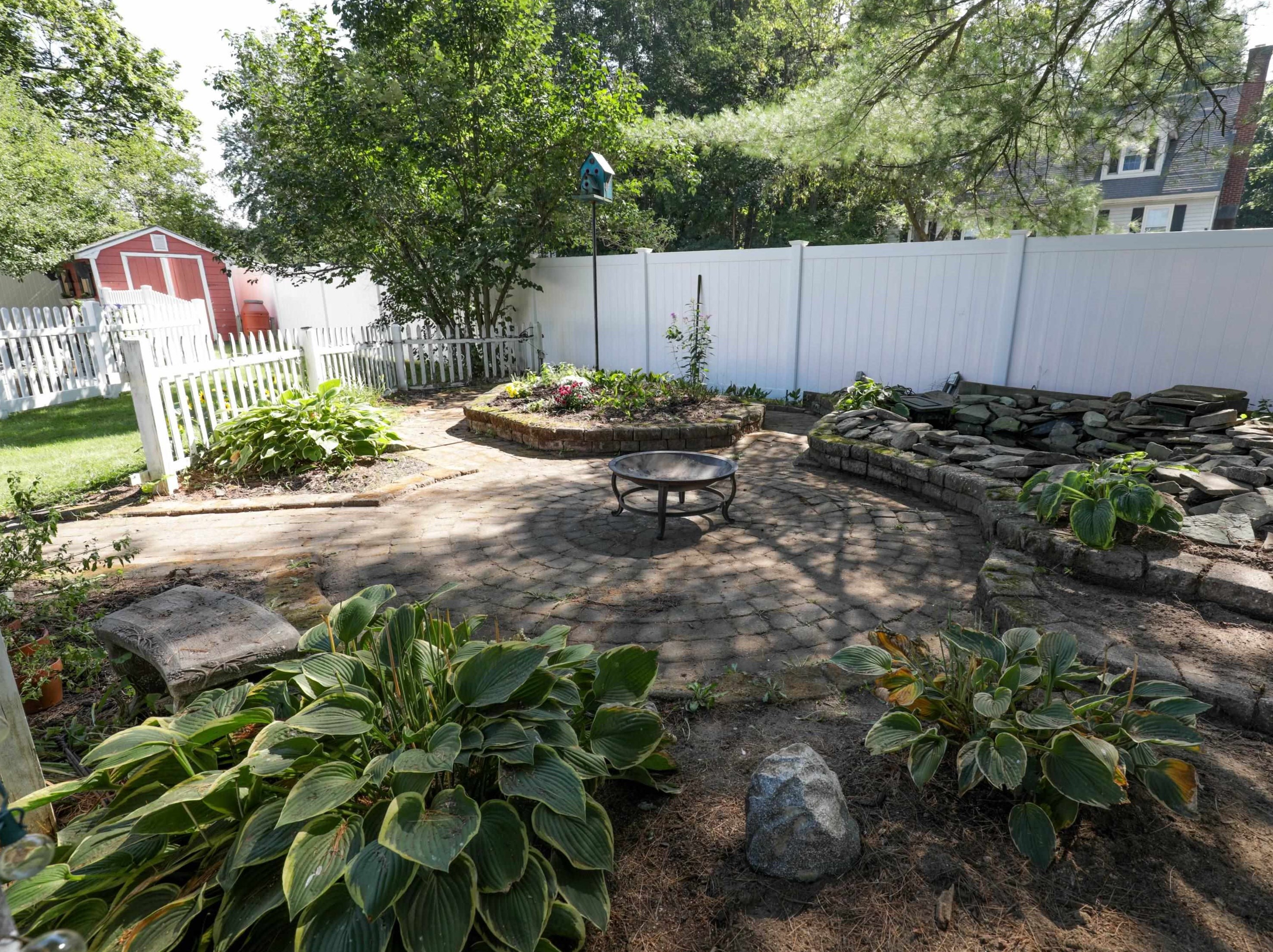 6 Kennedy Dr, Manchester NH  03110-5514 exterior