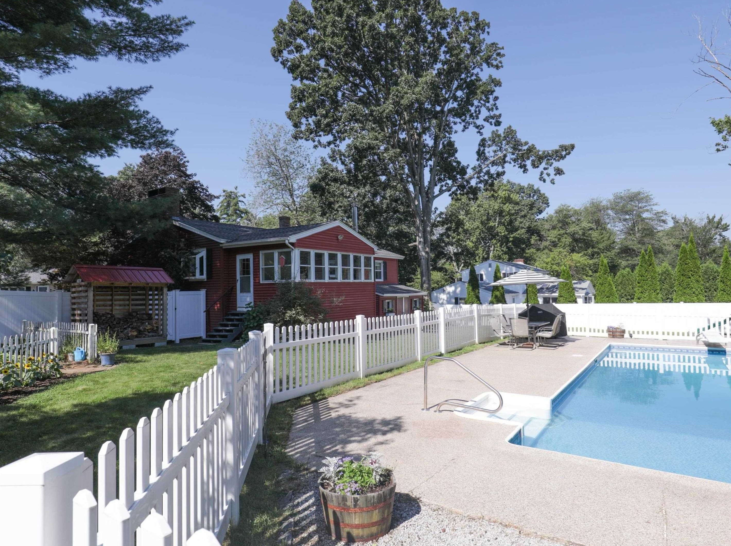 6 Kennedy Dr, Manchester NH  03110-5514 exterior