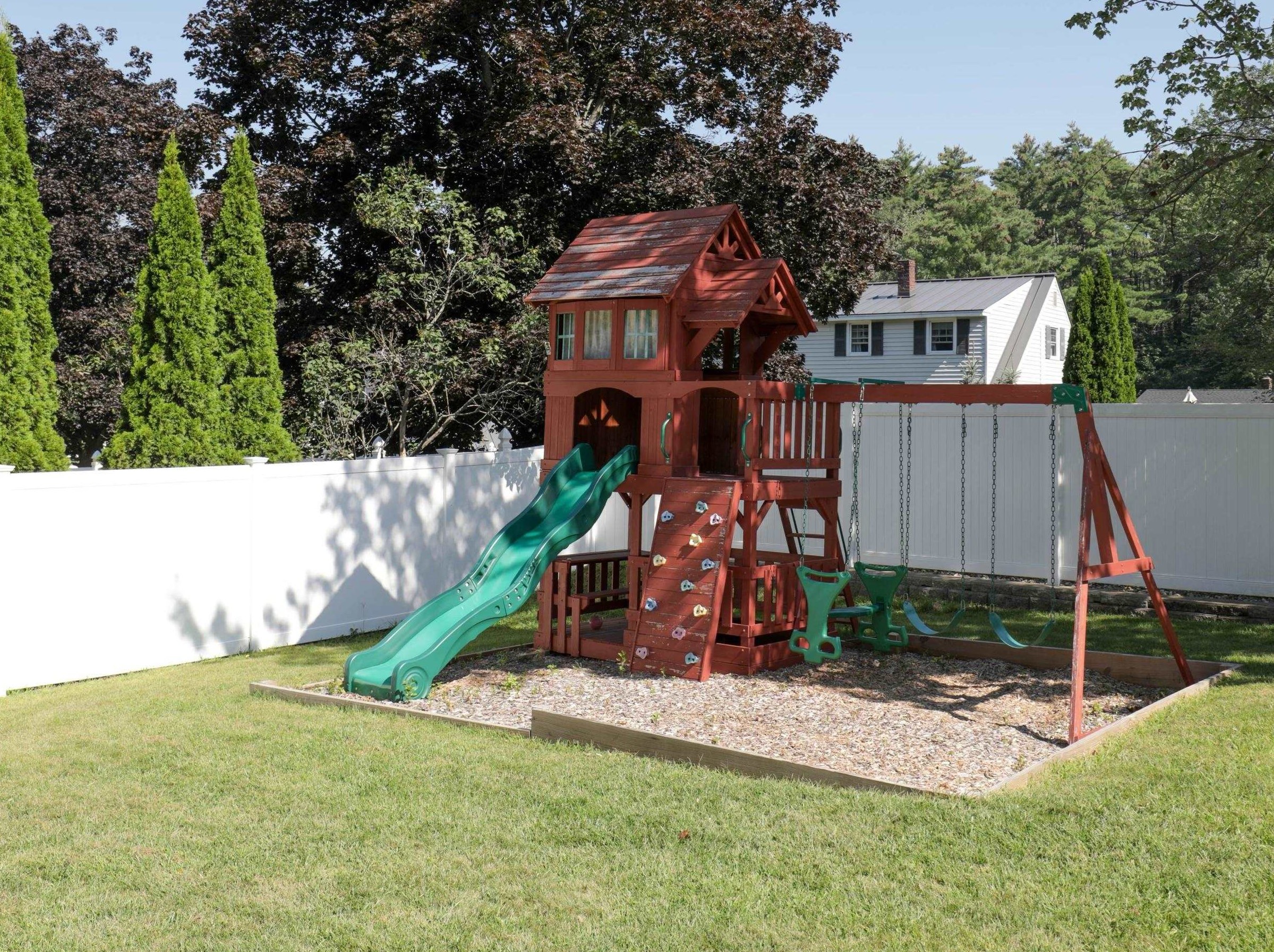 6 Kennedy Dr, Manchester NH  03110-5514 exterior