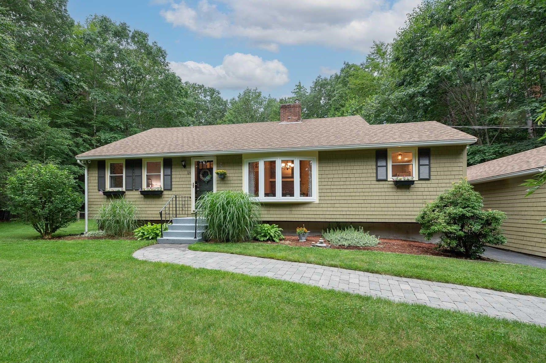 29 Royal Range Rd, Sandown, NH 03873