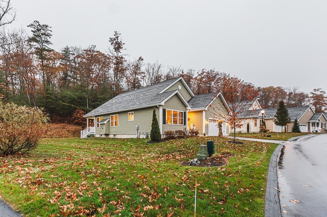 23 Quince Hill Dr, Manchester, NH 03106