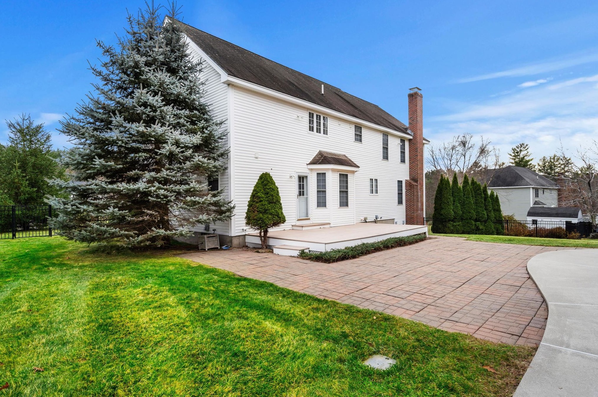 15 Bunker Hill Dr, Londonderry, NH 03053