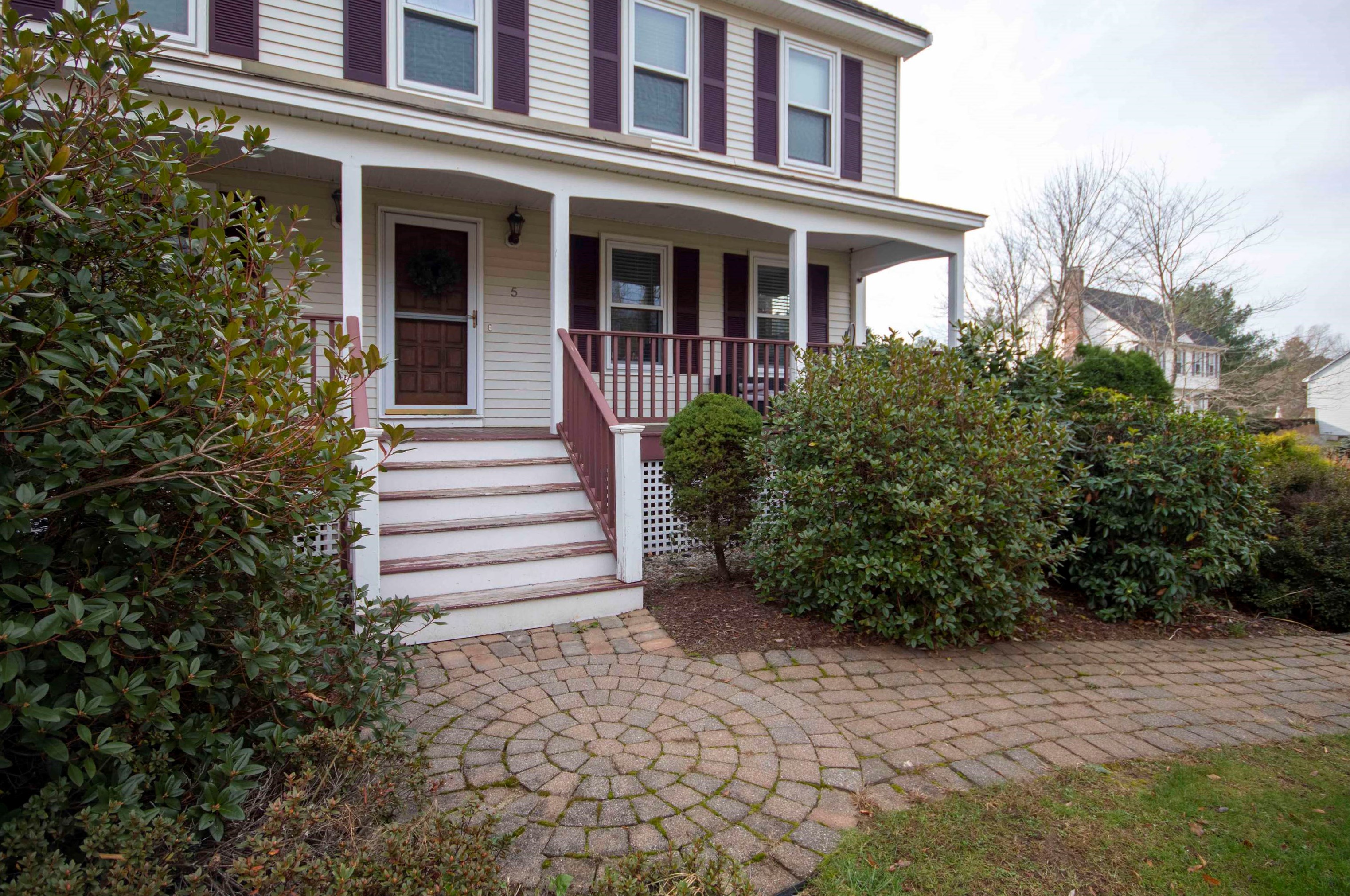 5 Elwood Rd, Londonderry, NH 03053