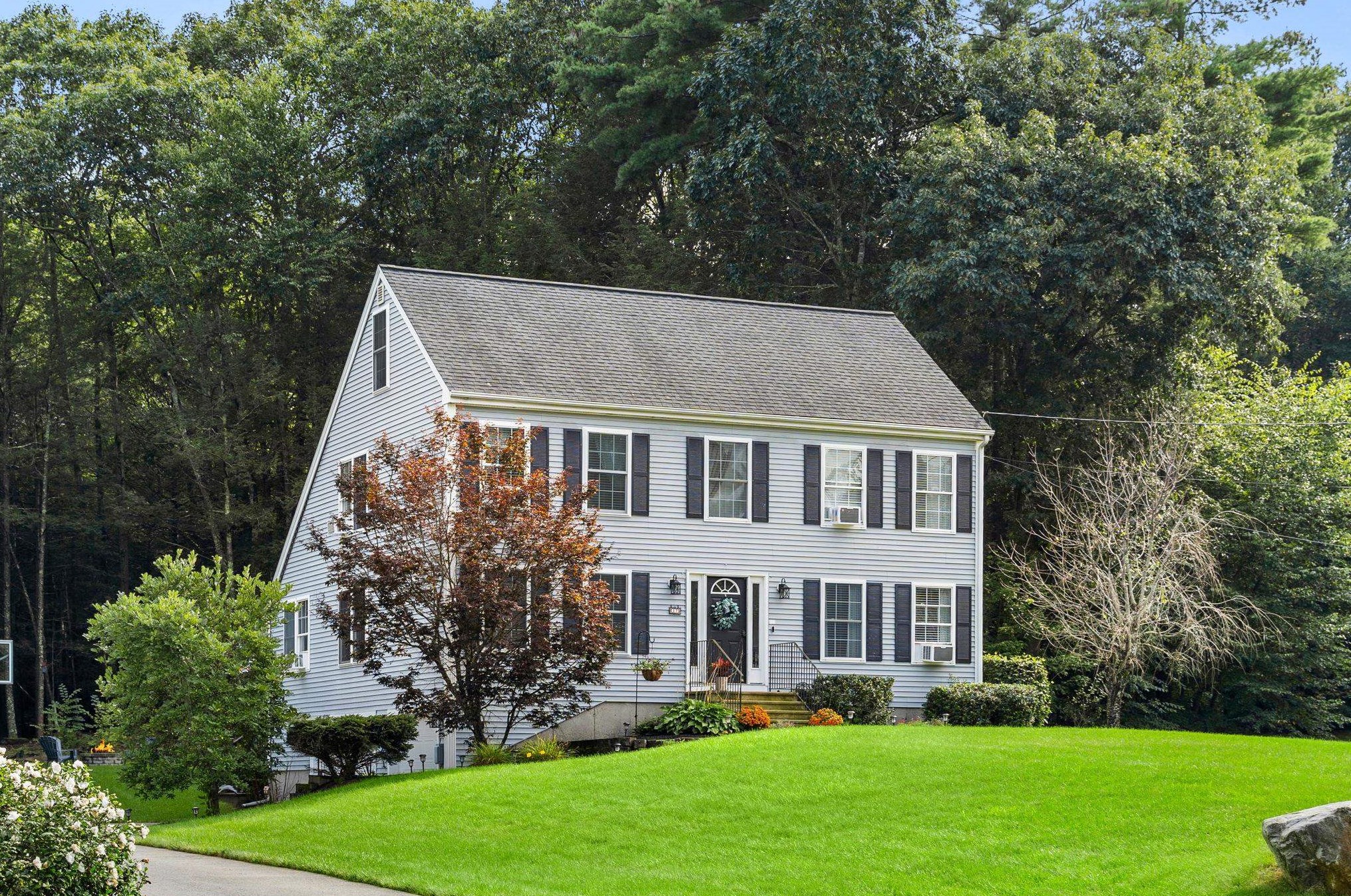 17 Compromise Ln, Sandown, NH 03873