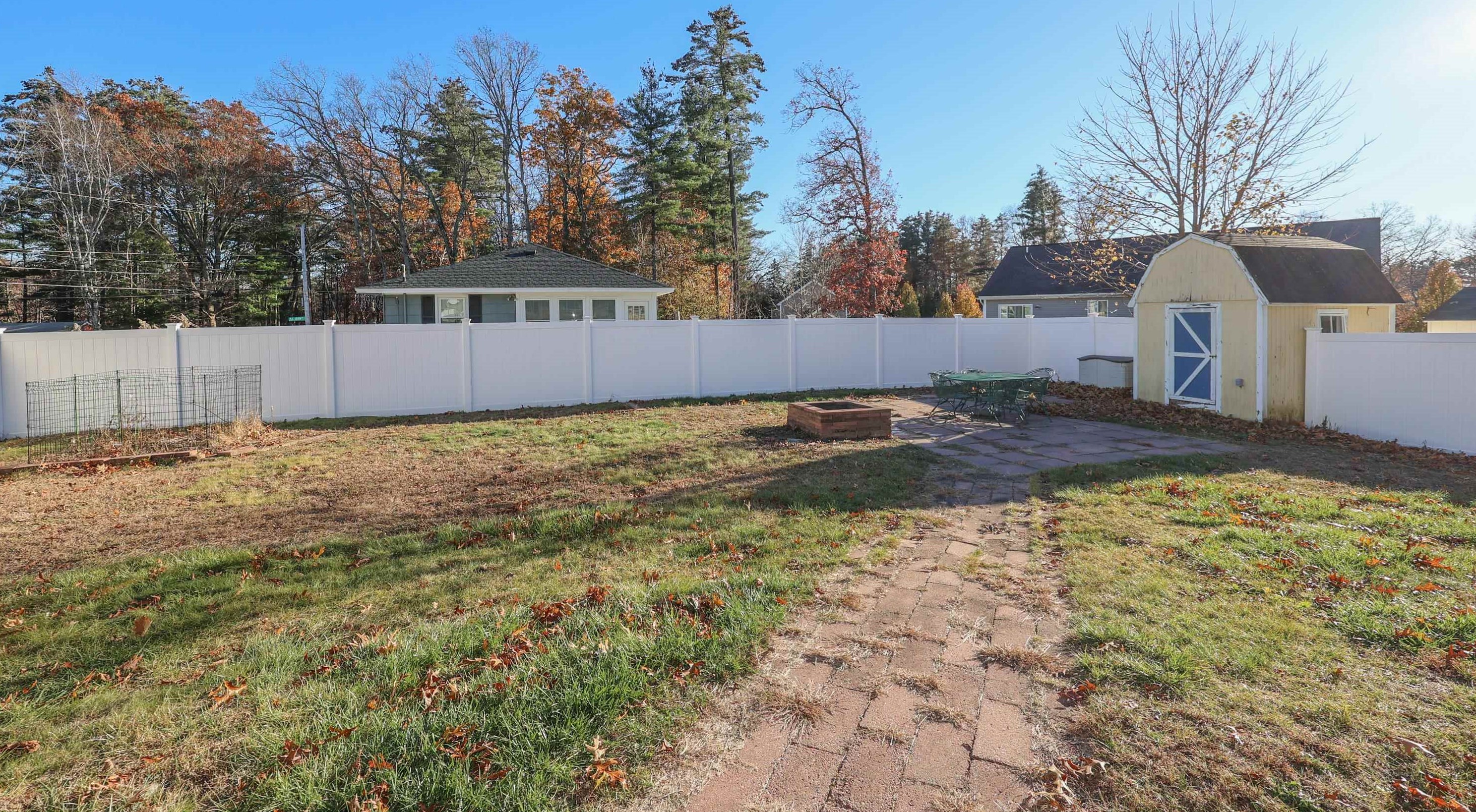 15 Ledge Rd, Hudson NH  03051-3719 exterior