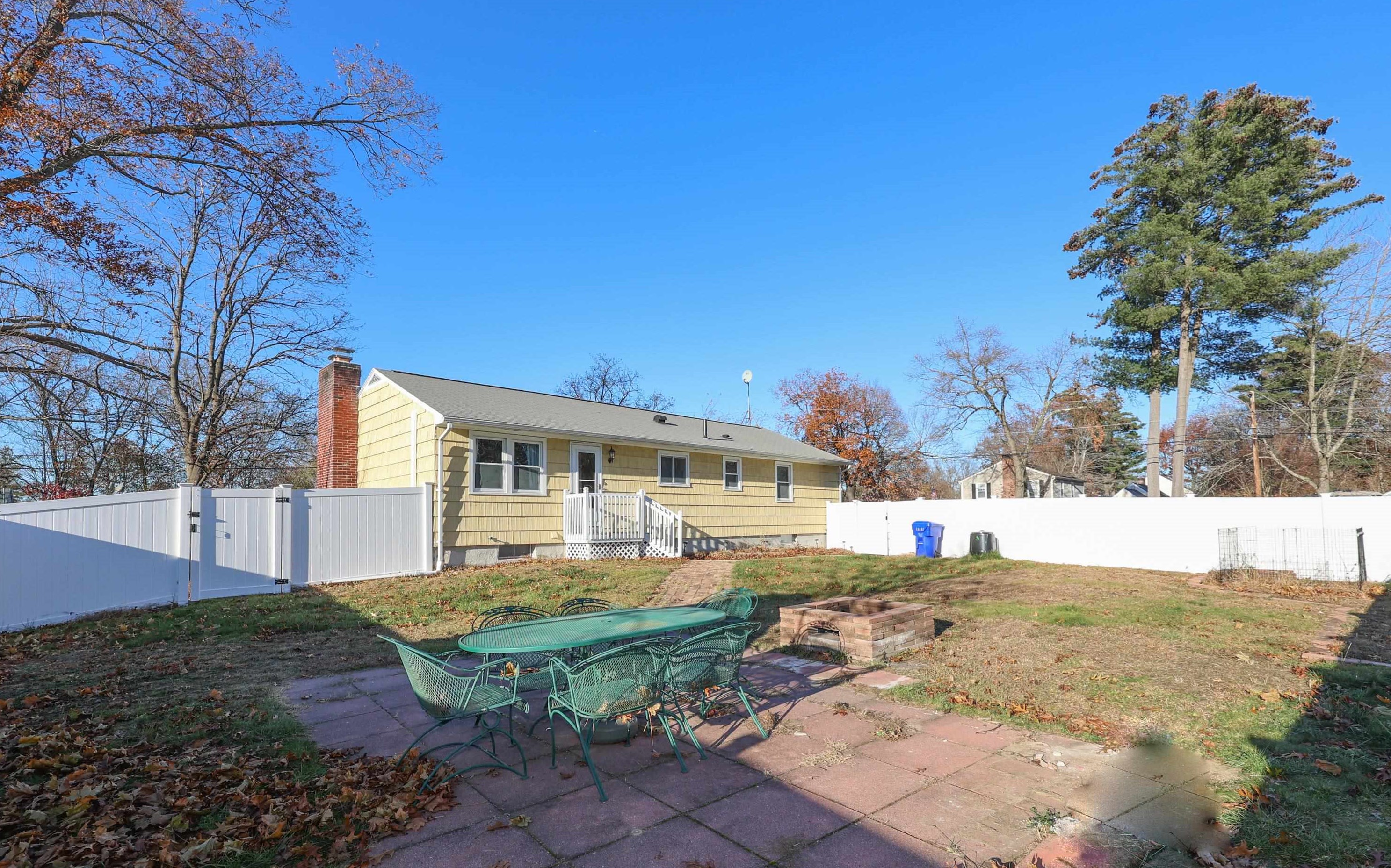 15 Ledge Rd, Hudson NH  03051-3719 exterior