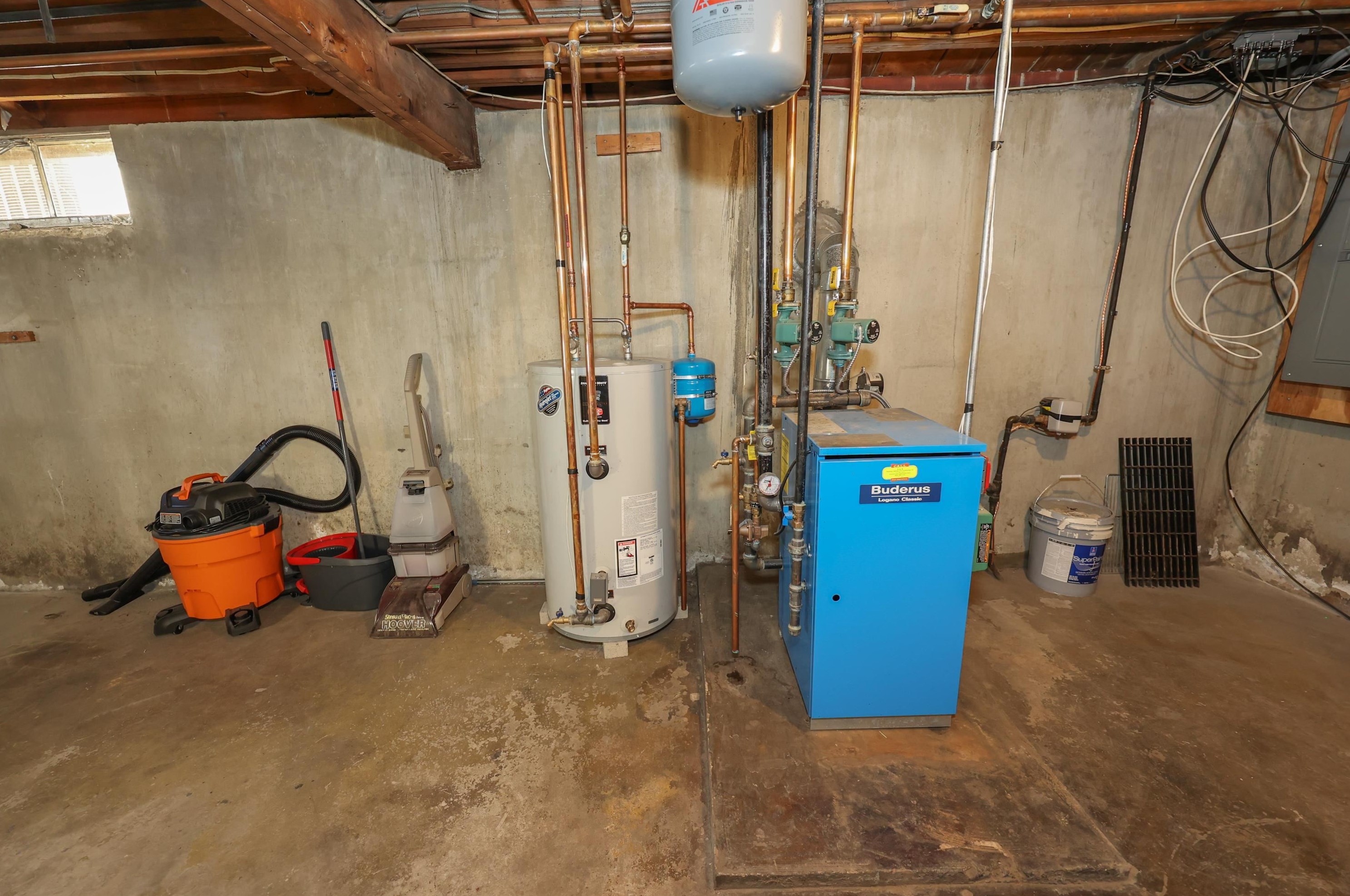 15 Ledge Rd, Hudson NH  03051-3719 exterior