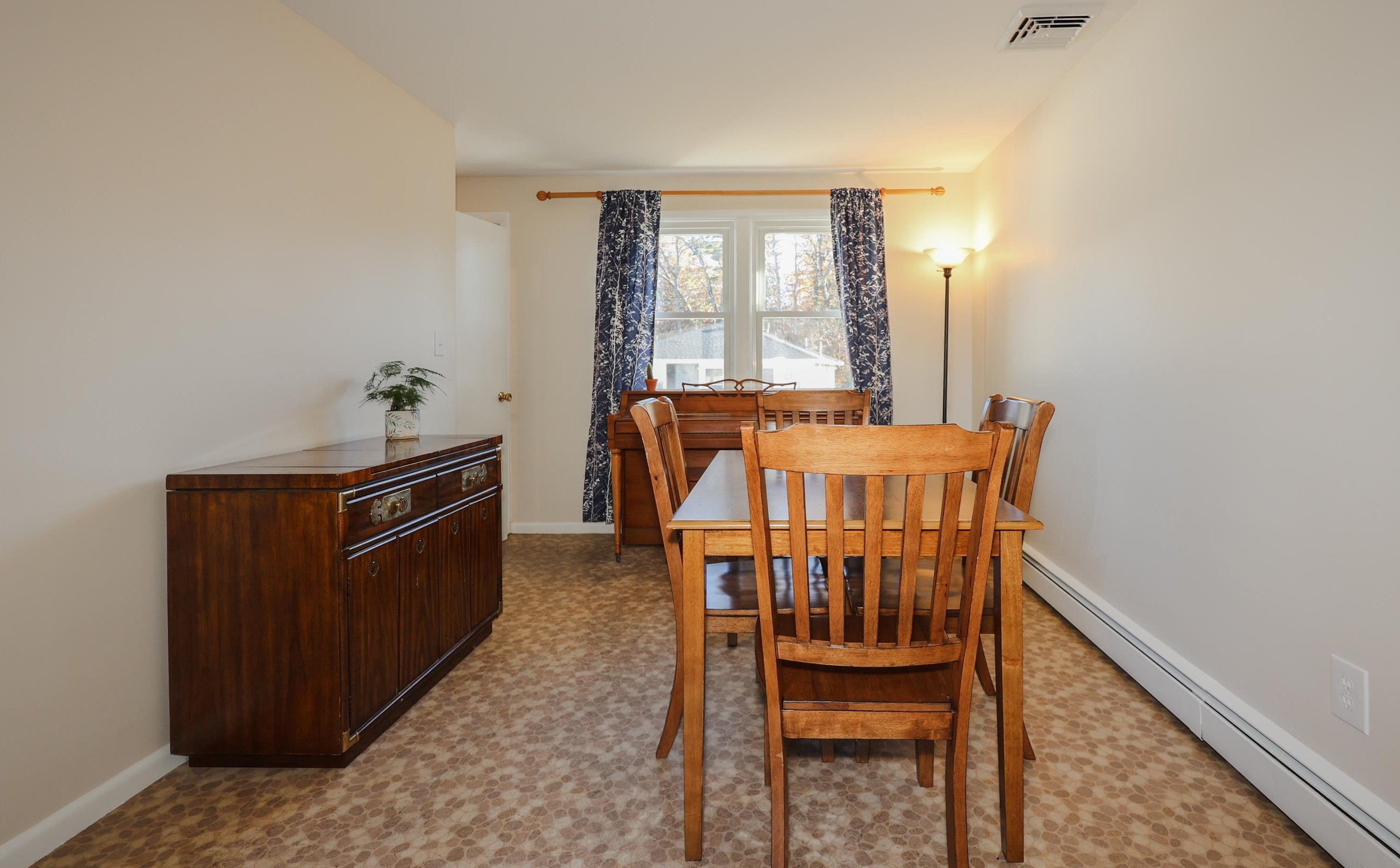 15 Ledge Rd, Hudson NH  03051-3719 exterior