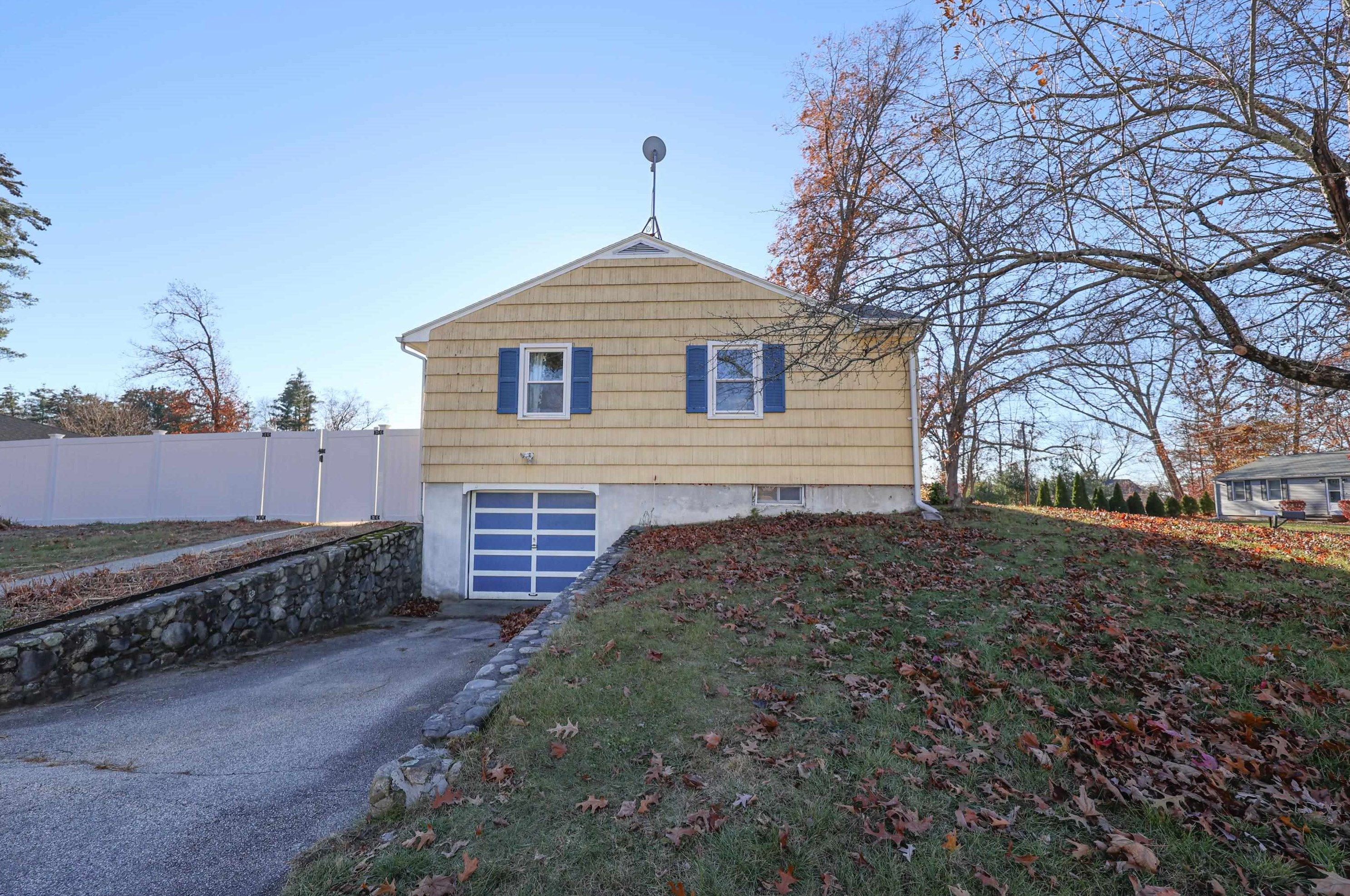 15 Ledge Rd, Hudson NH  03051-3719 exterior