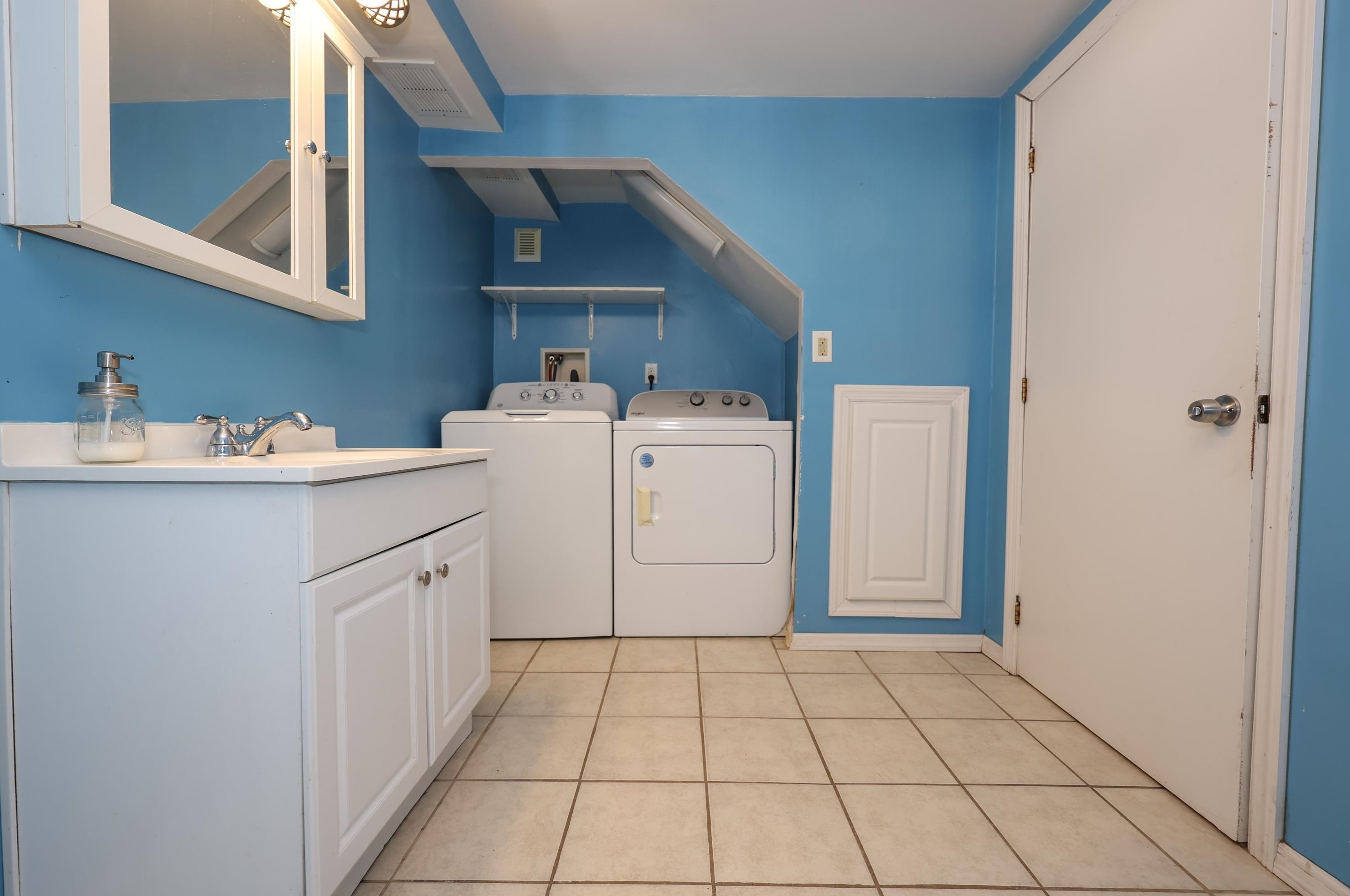 15 Ledge Rd, Hudson NH  03051-3719 exterior