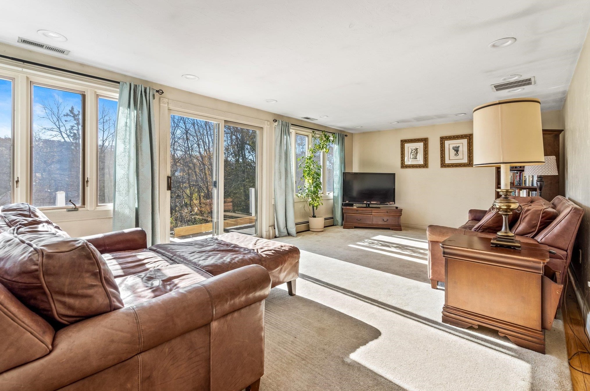 111 Kennard Rd, Manchester NH  03104-4024 exterior