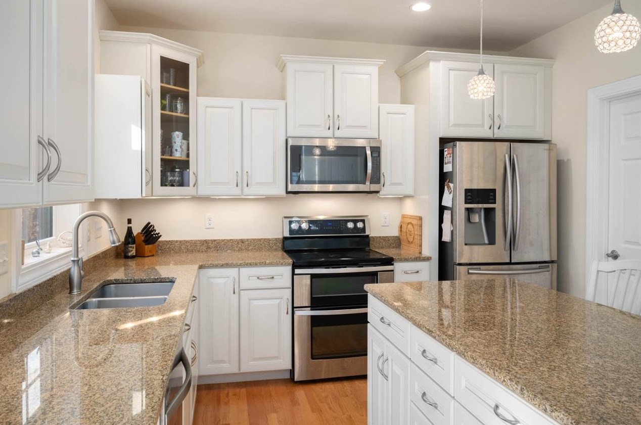 31 Manter Mill Rd, Londonderry, NH 03053