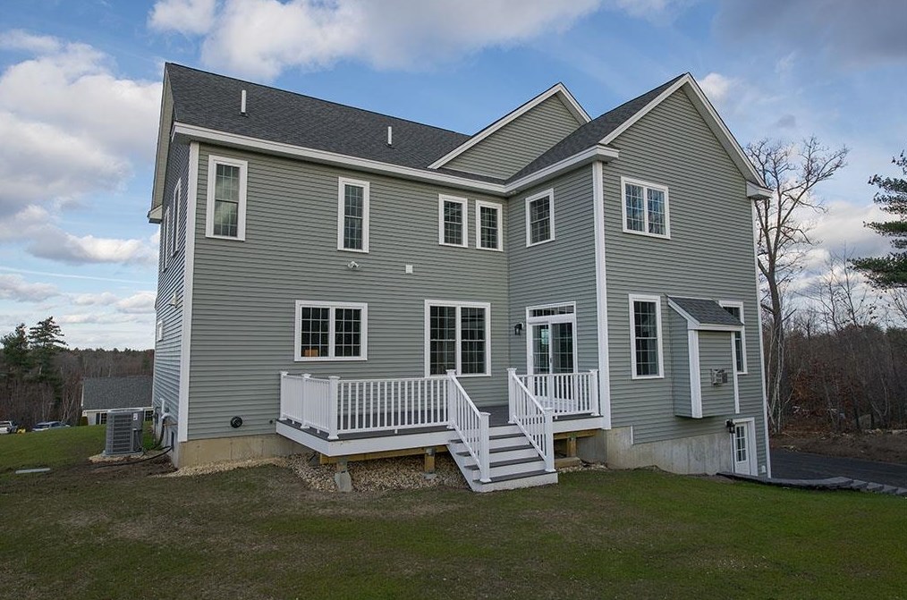 60 Montana Dr, Sandown, NH 03873