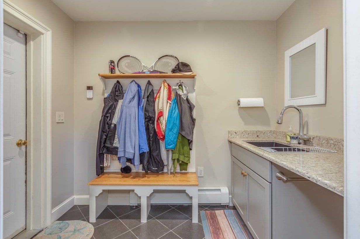 160 Littleworth Rd, Dover NH  03820-8309 exterior