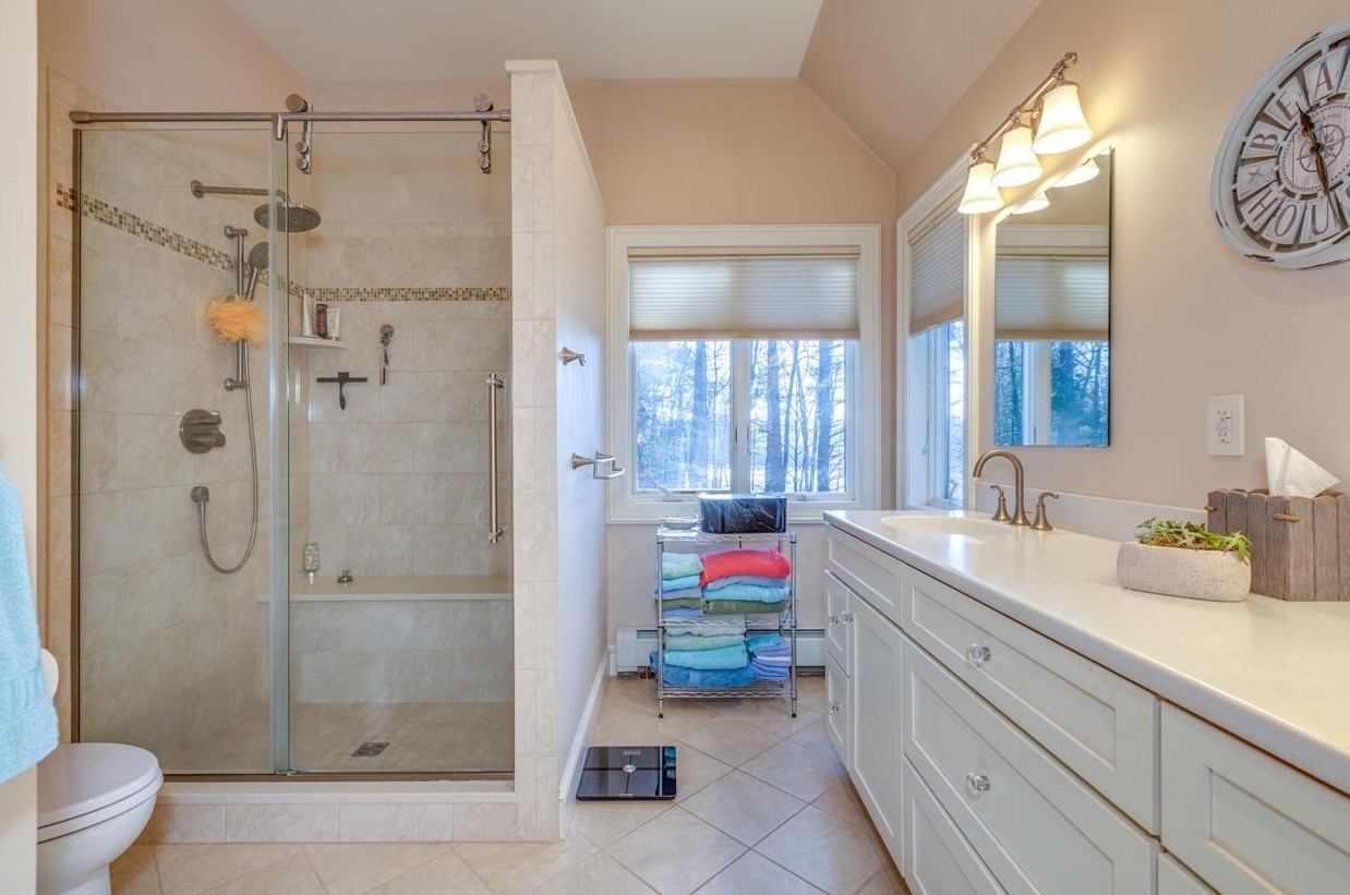 160 Littleworth Rd, Dover NH  03820-8309 exterior