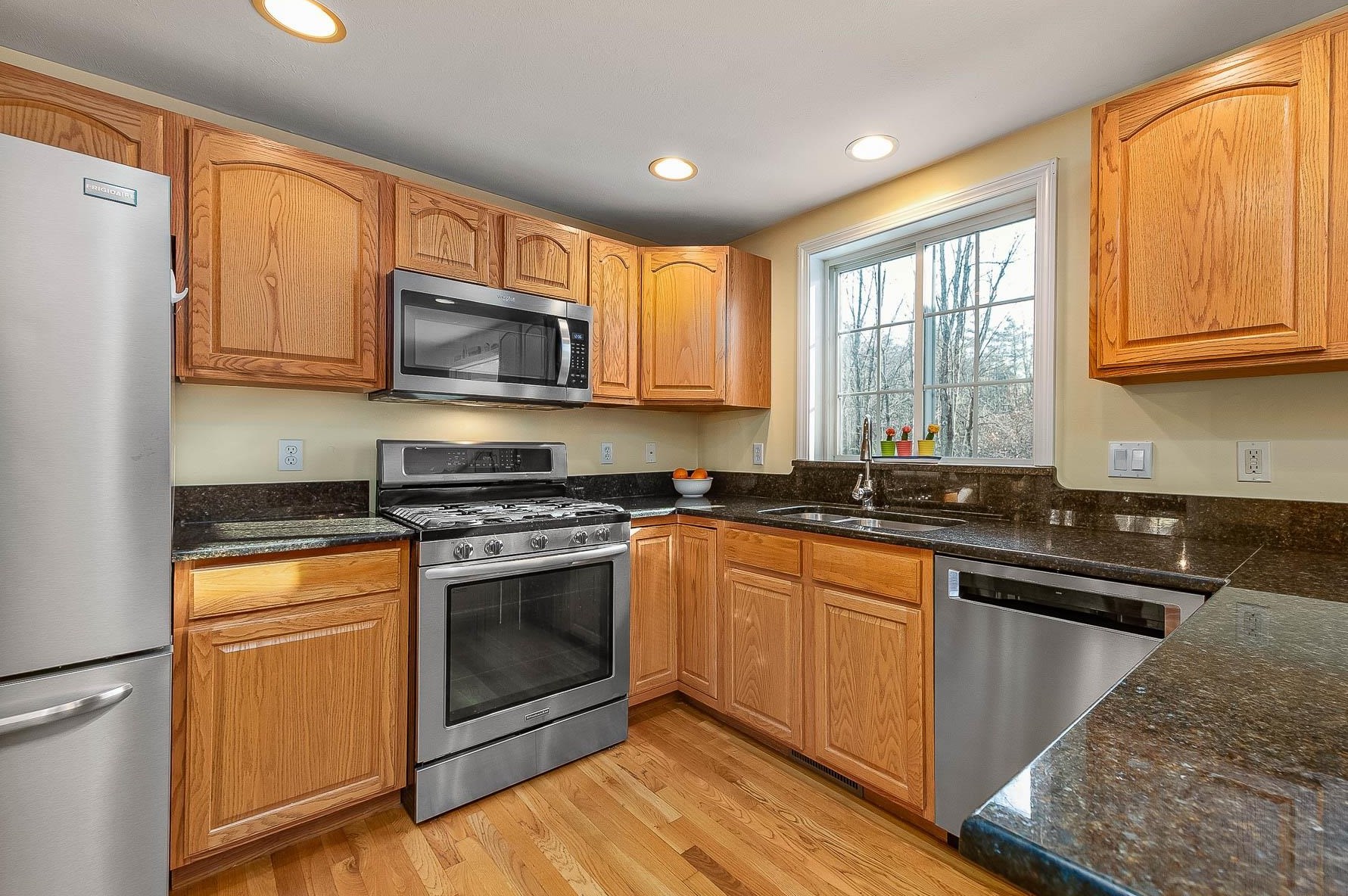 57 Ladyslipper Dr, Newmarket NH 03857-2066 exterior