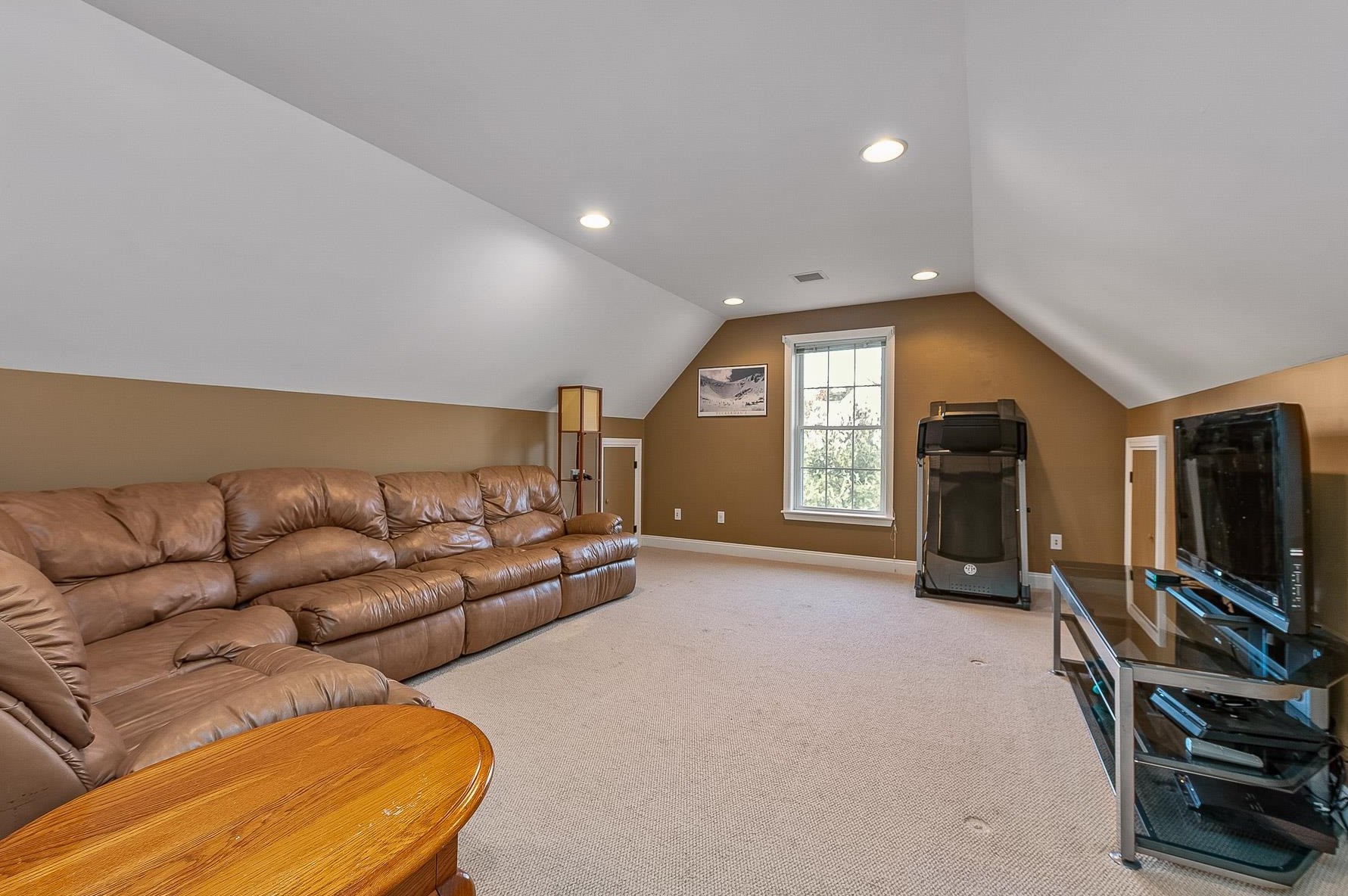 57 Ladyslipper Dr, Newmarket NH 03857-2066 exterior