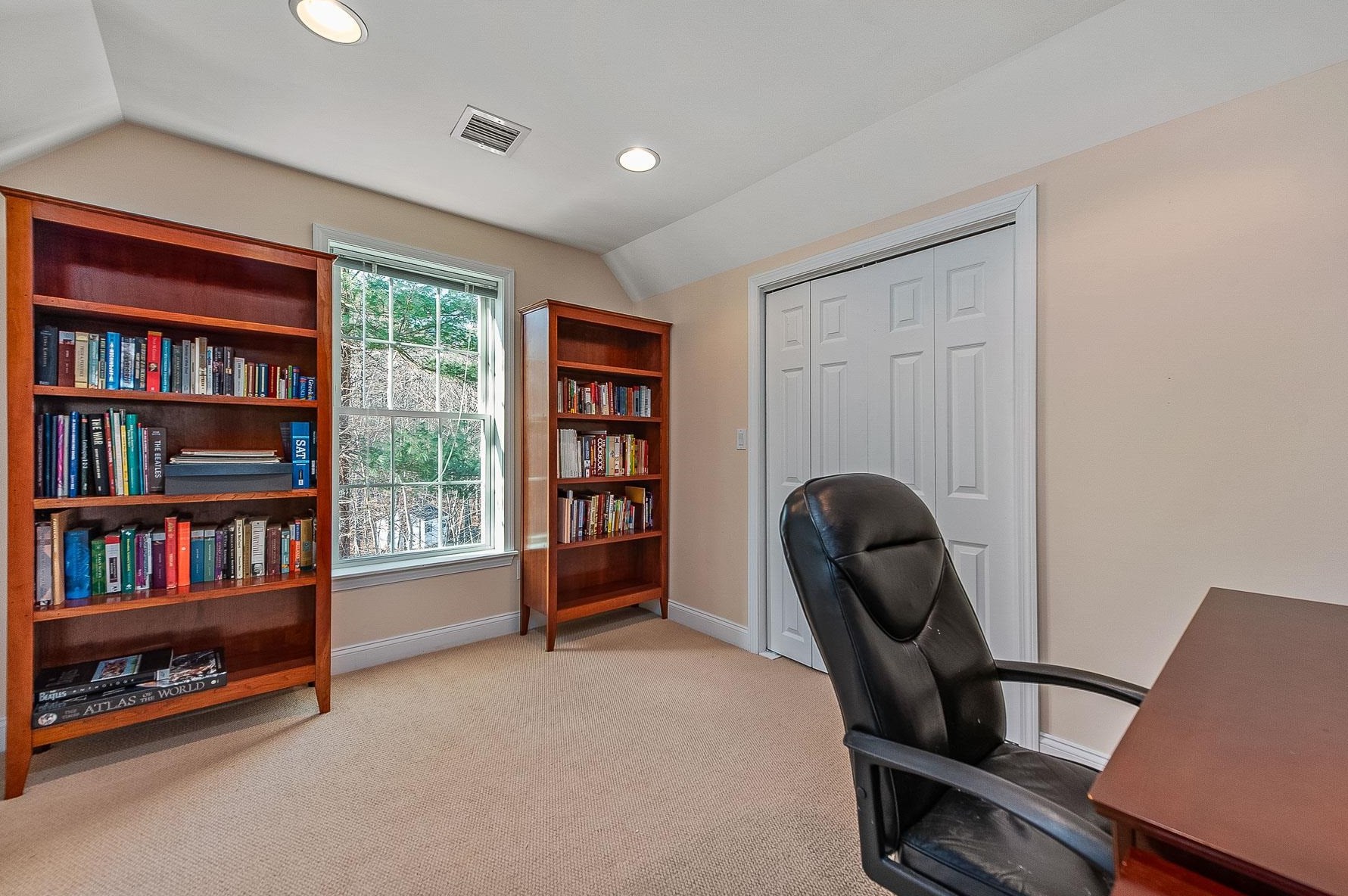 57 Ladyslipper Dr, Newmarket NH 03857-2066 exterior