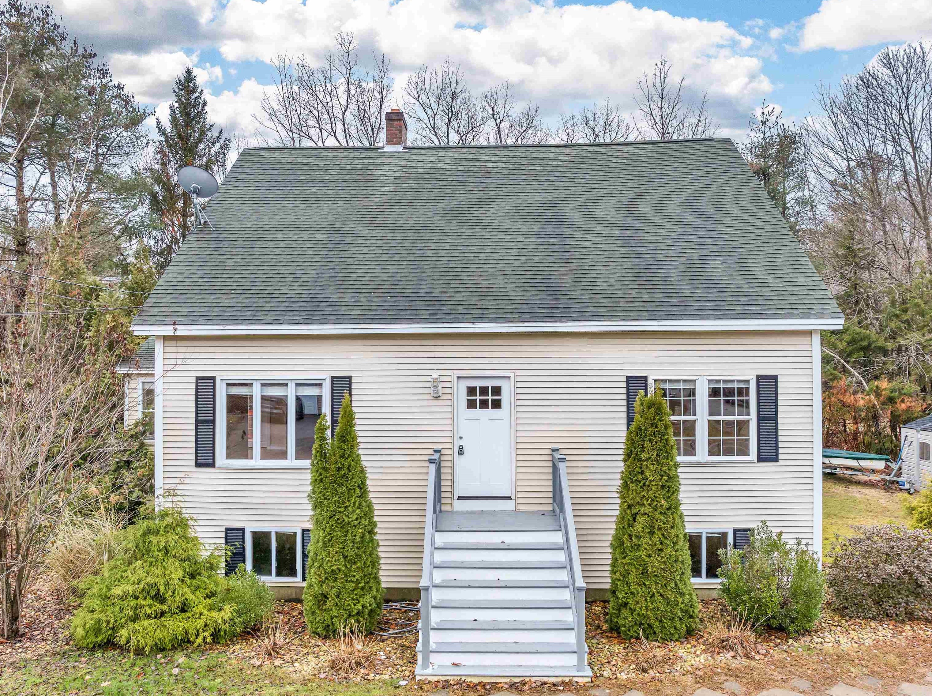 787 Salmon Falls Rd, Rochester, NH 03868-5922