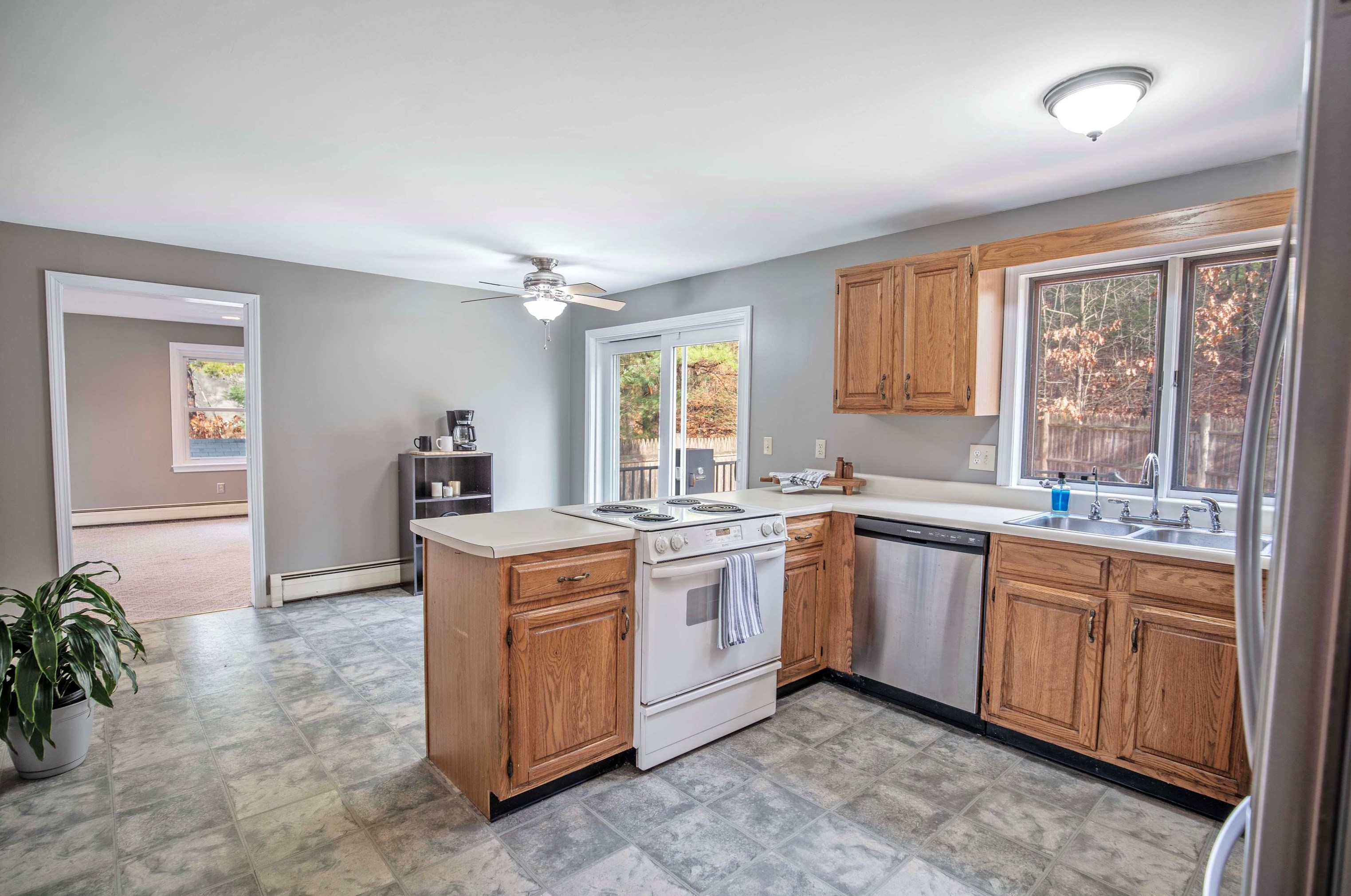 17 Riverview Cir, Hudson NH  03052-2471 exterior