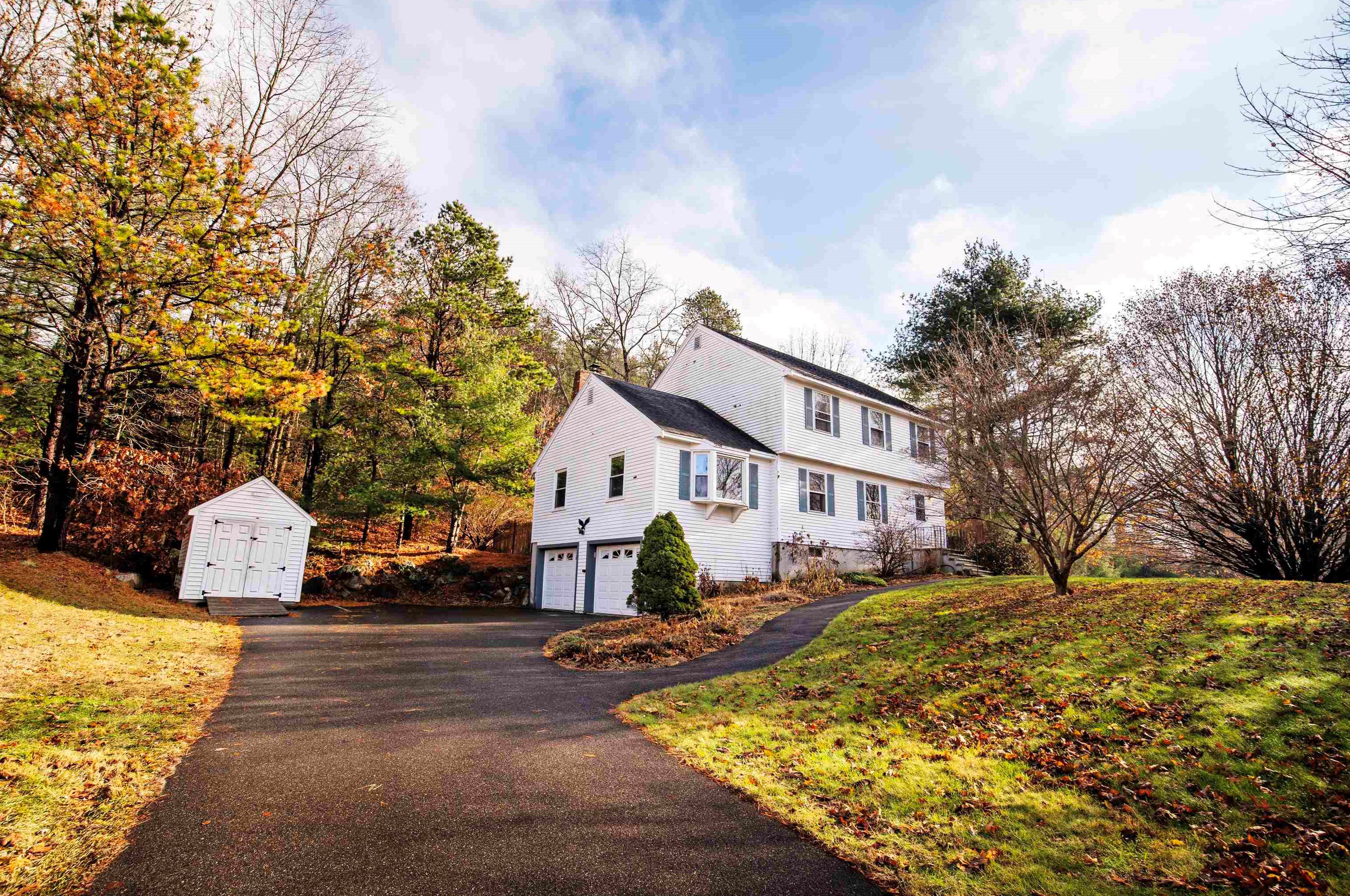 17 Riverview Cir, Hudson NH  03052-2471 exterior