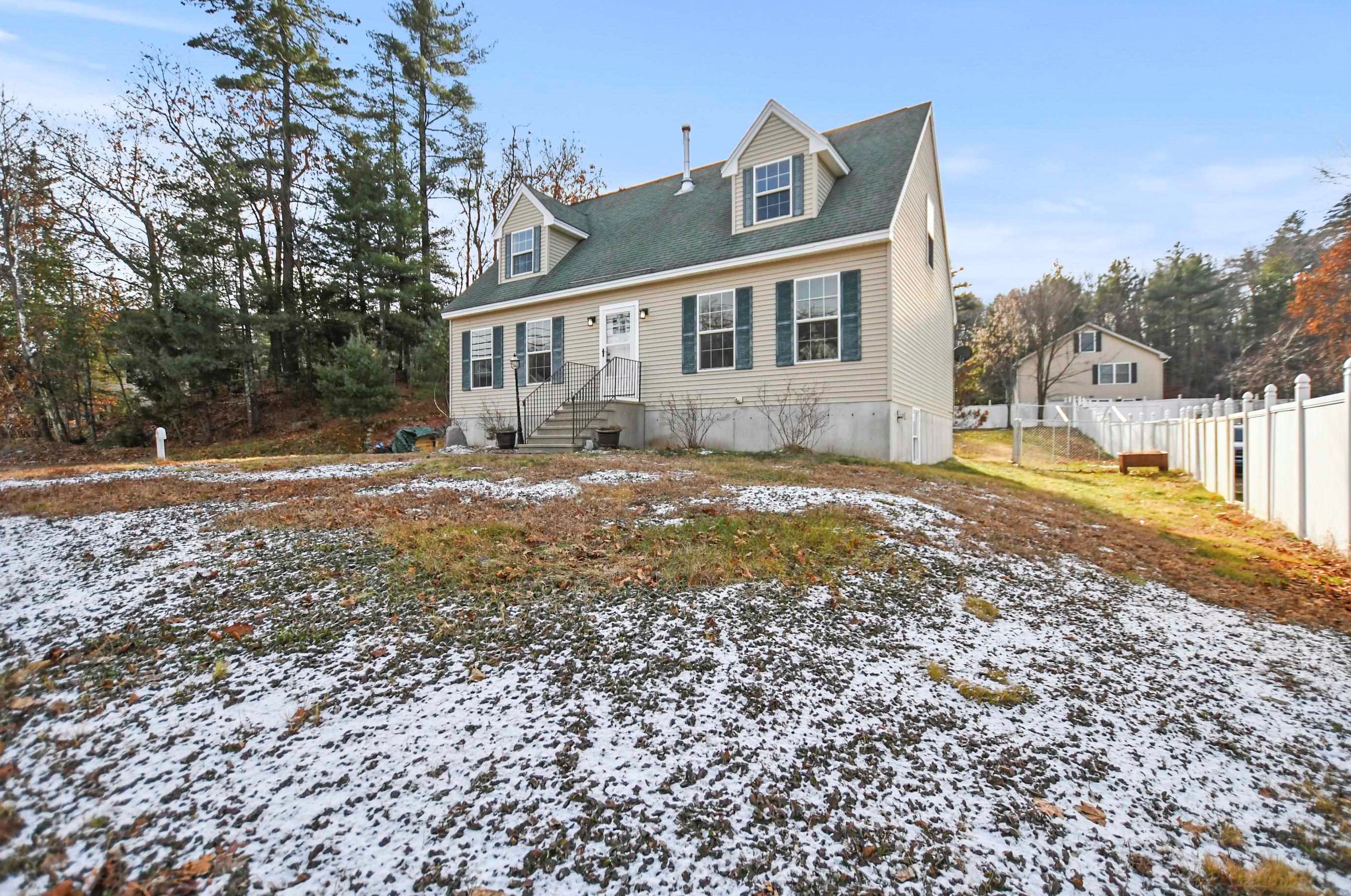 91 Main St, Raymond, NH 03077