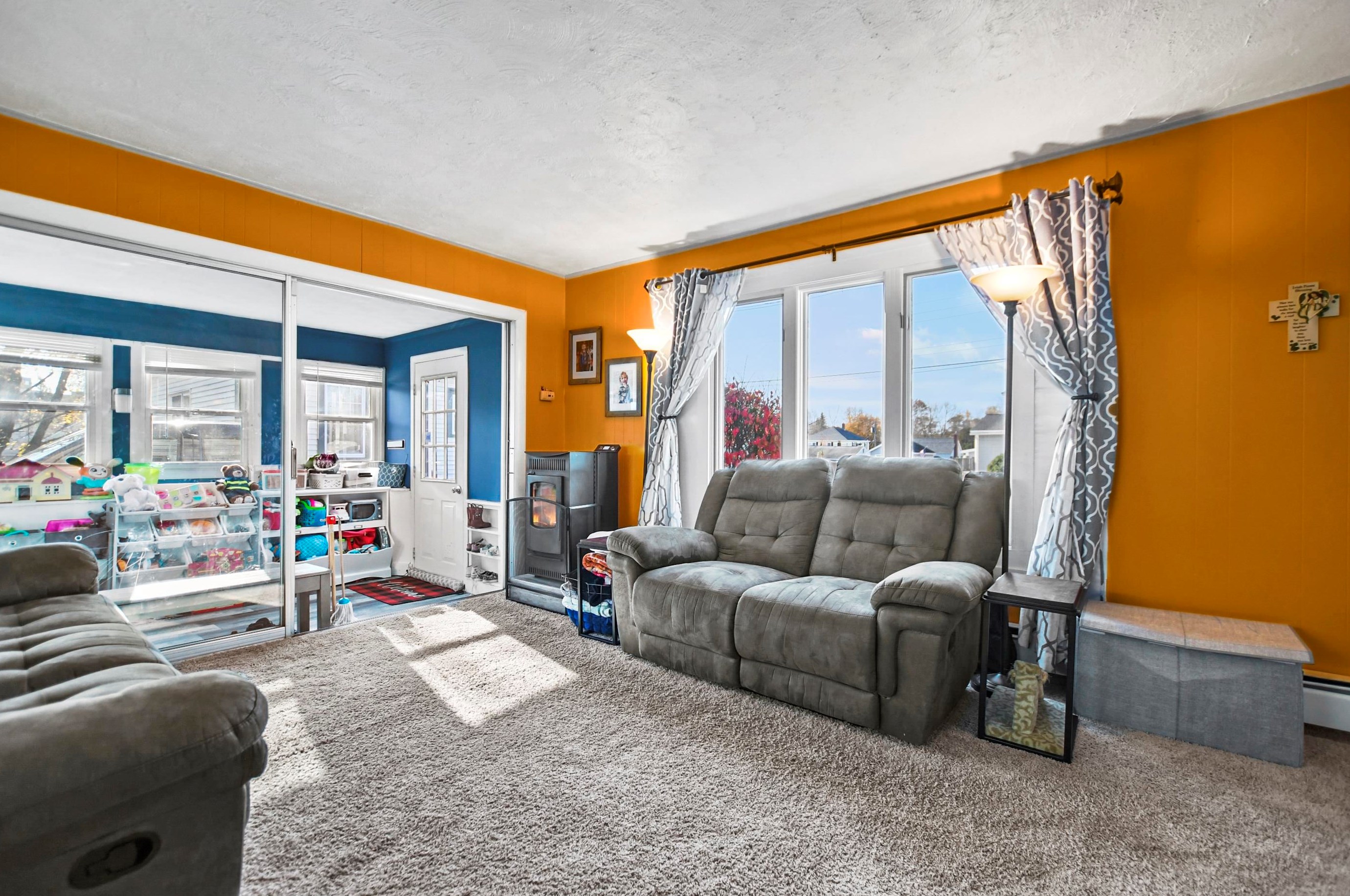 4 Markar St, Nashua NH  03060-3643 exterior