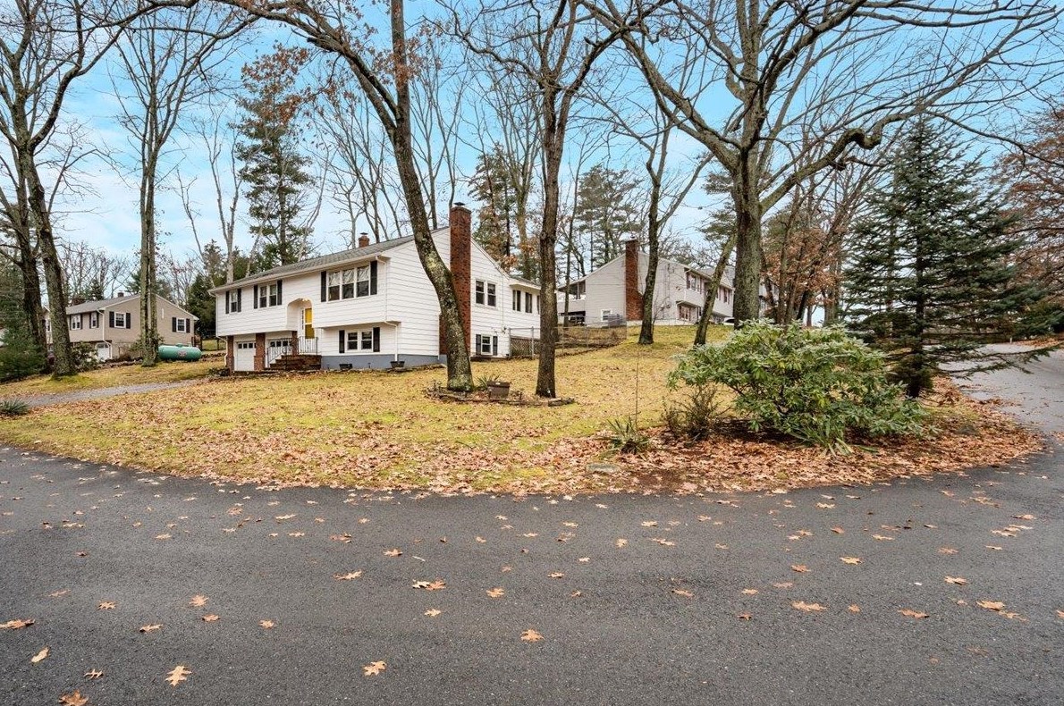 32 Lucille Ave, Salem, NH 03079