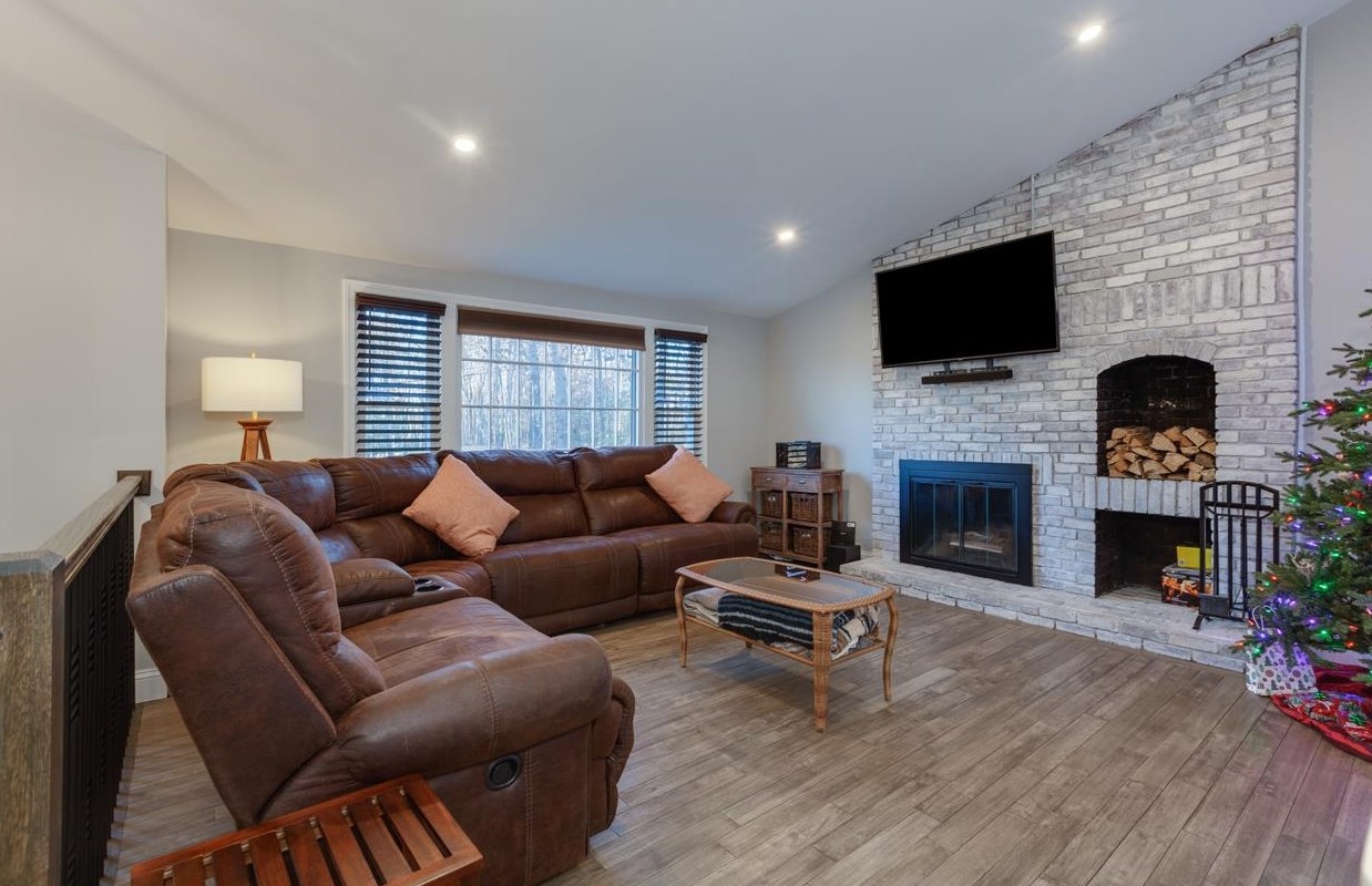 17 Beacon Hill Rd, Derry NH  03038-4386 exterior