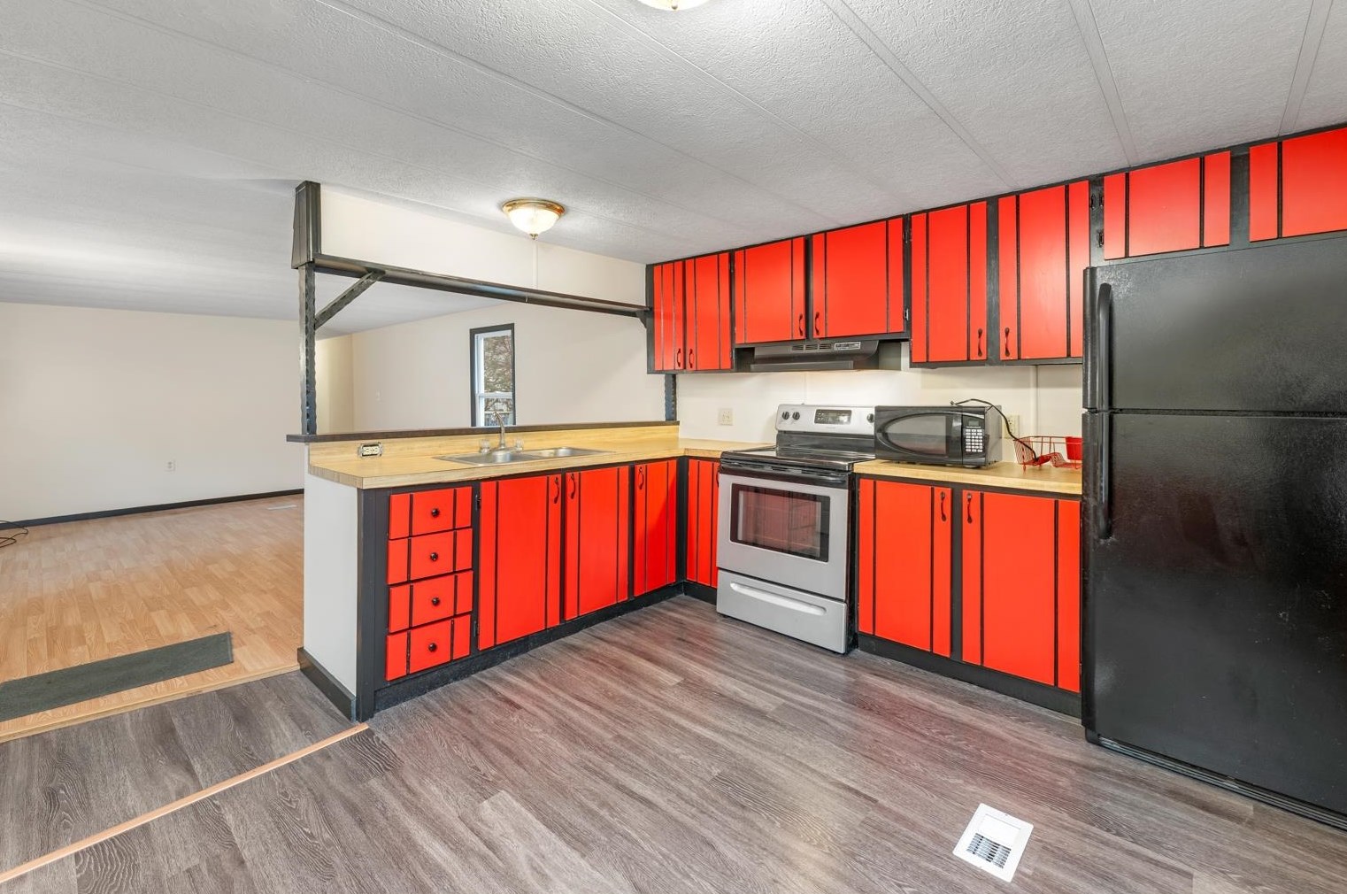 30 Cormier Dr, Rochester, NH 03867-5206