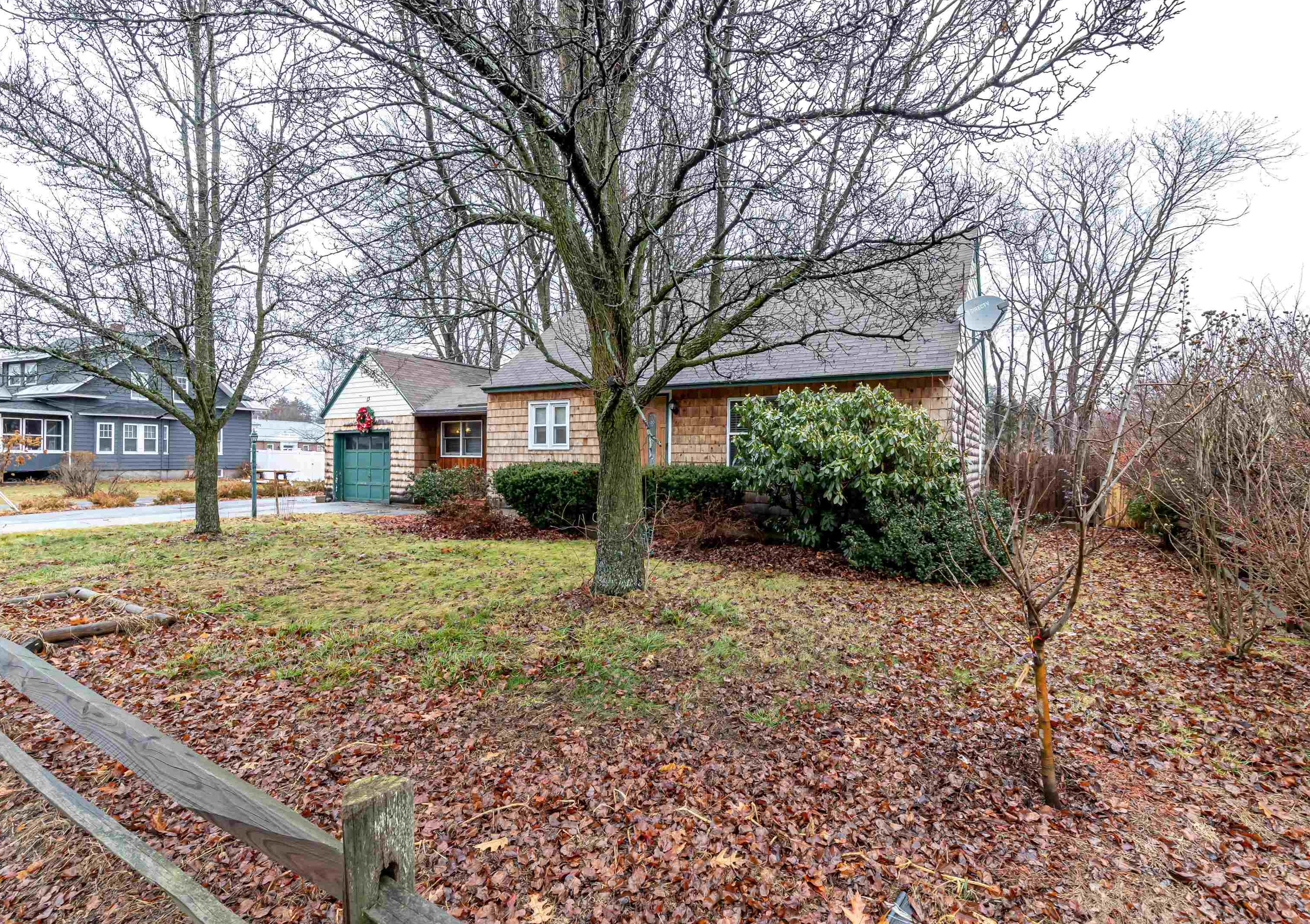 13 Chase St, Hudson, NH 03051-4211