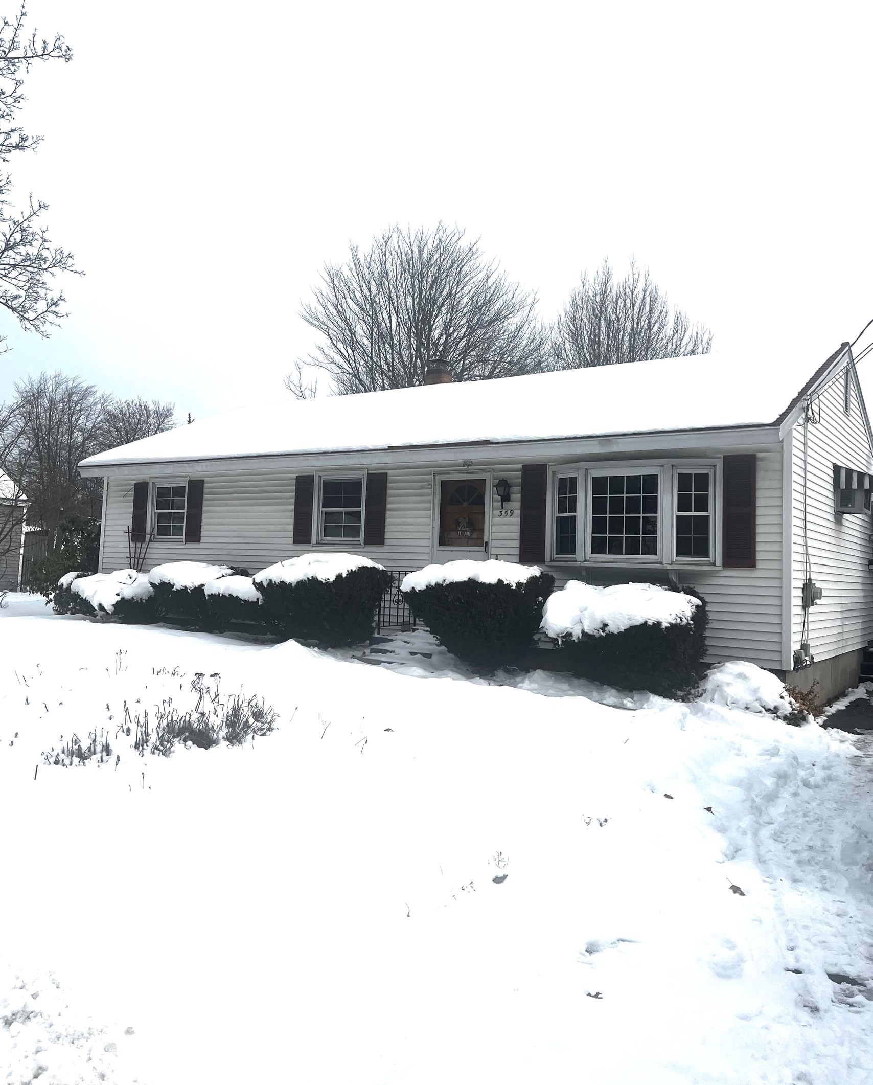 359 Mammoth Rd, Manchester NH  03109-4911 exterior