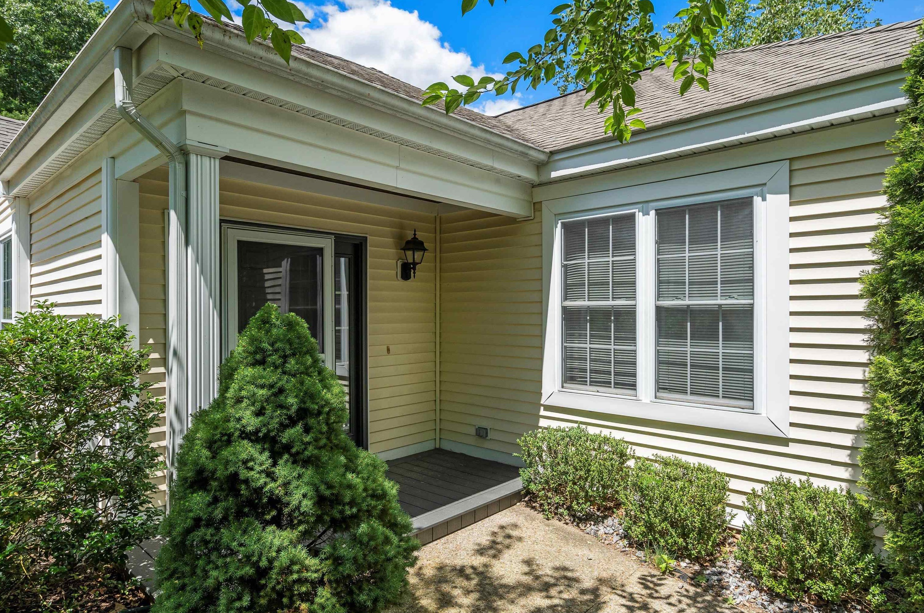 67 Kensington Ln, Manchester, NH 03110