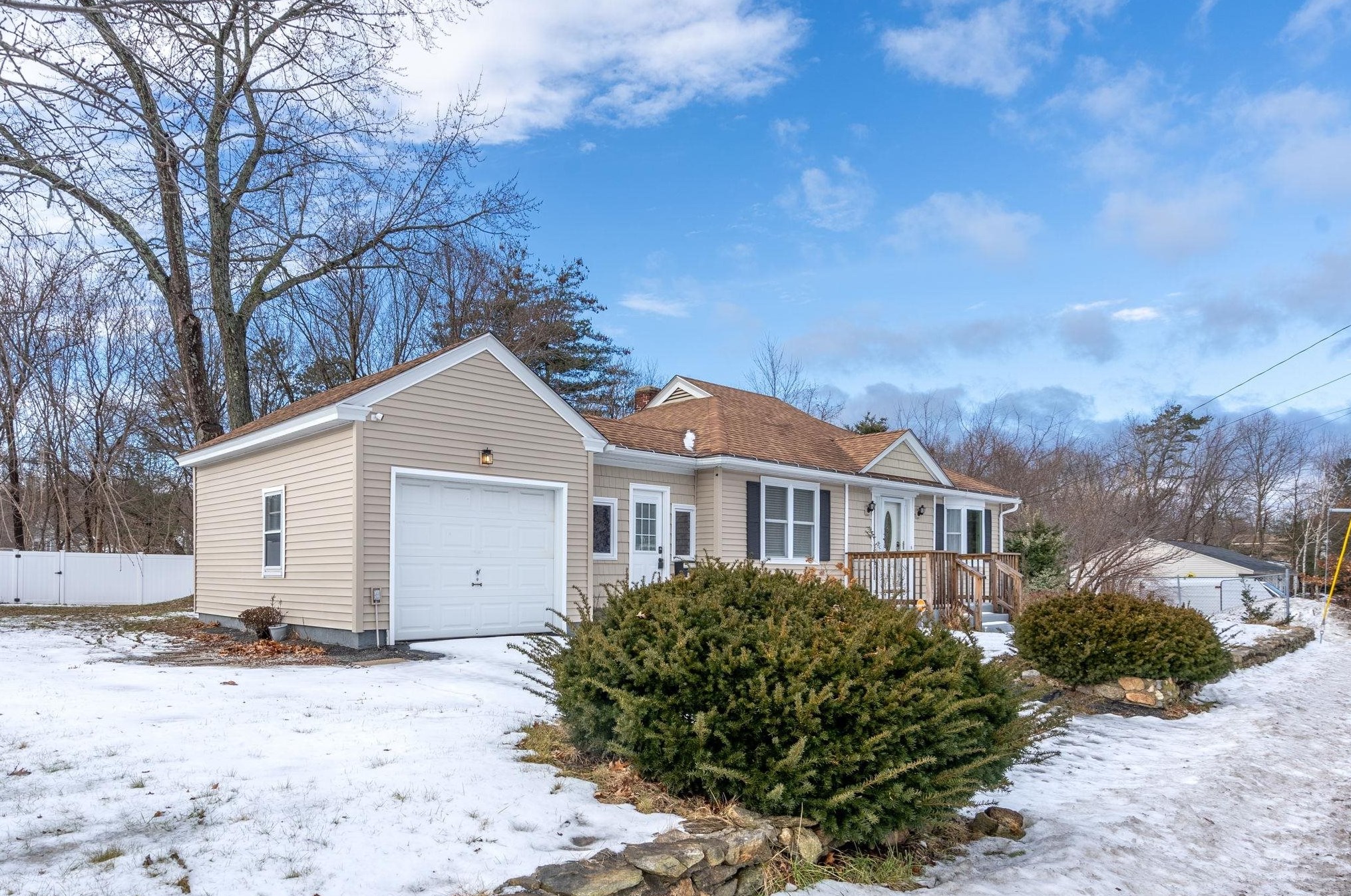 428 Mast Rd, Manchester NH  03102-3325 exterior