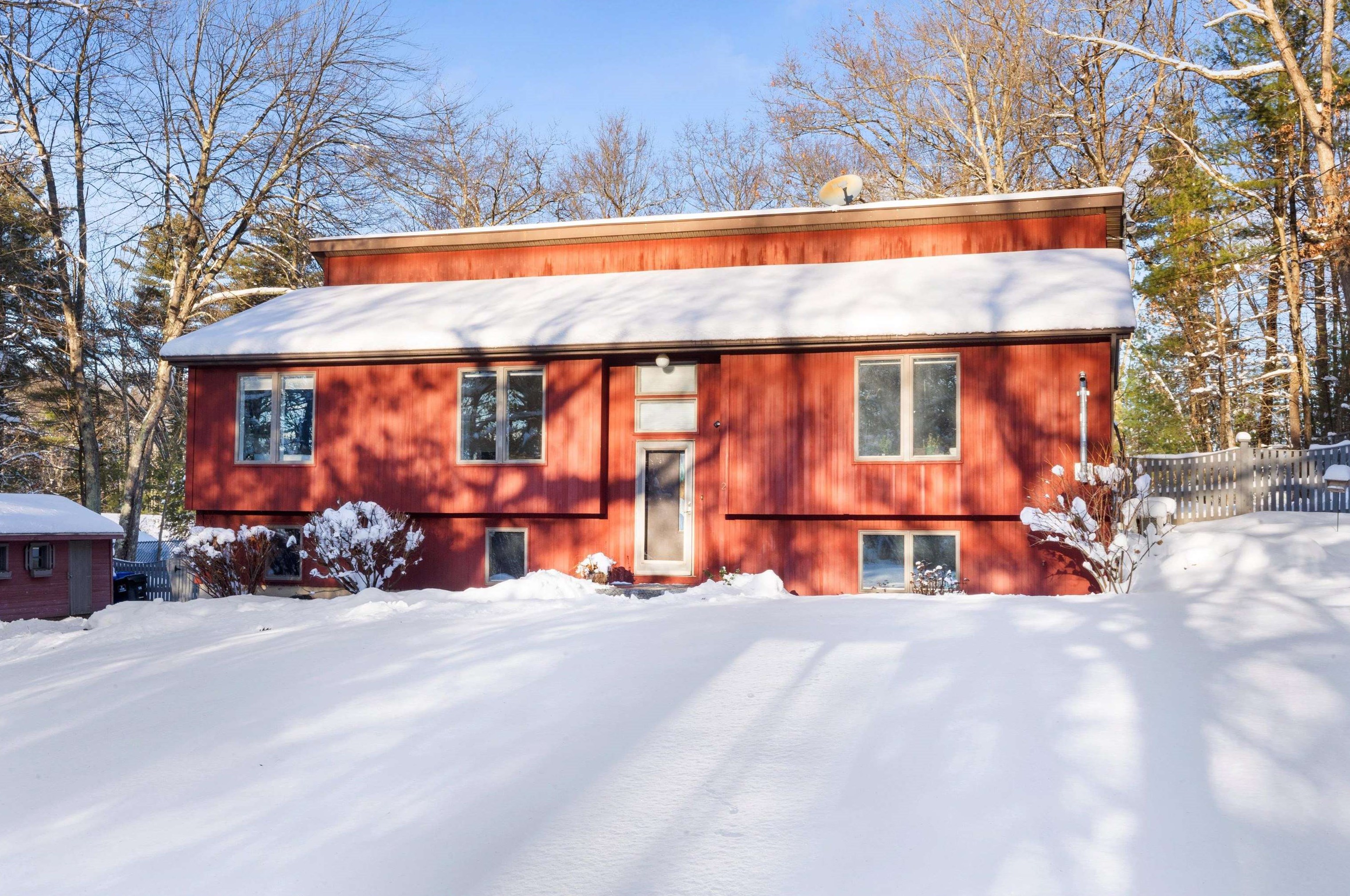 2 Hilindale Dr, Hudson, NH 03051-4493