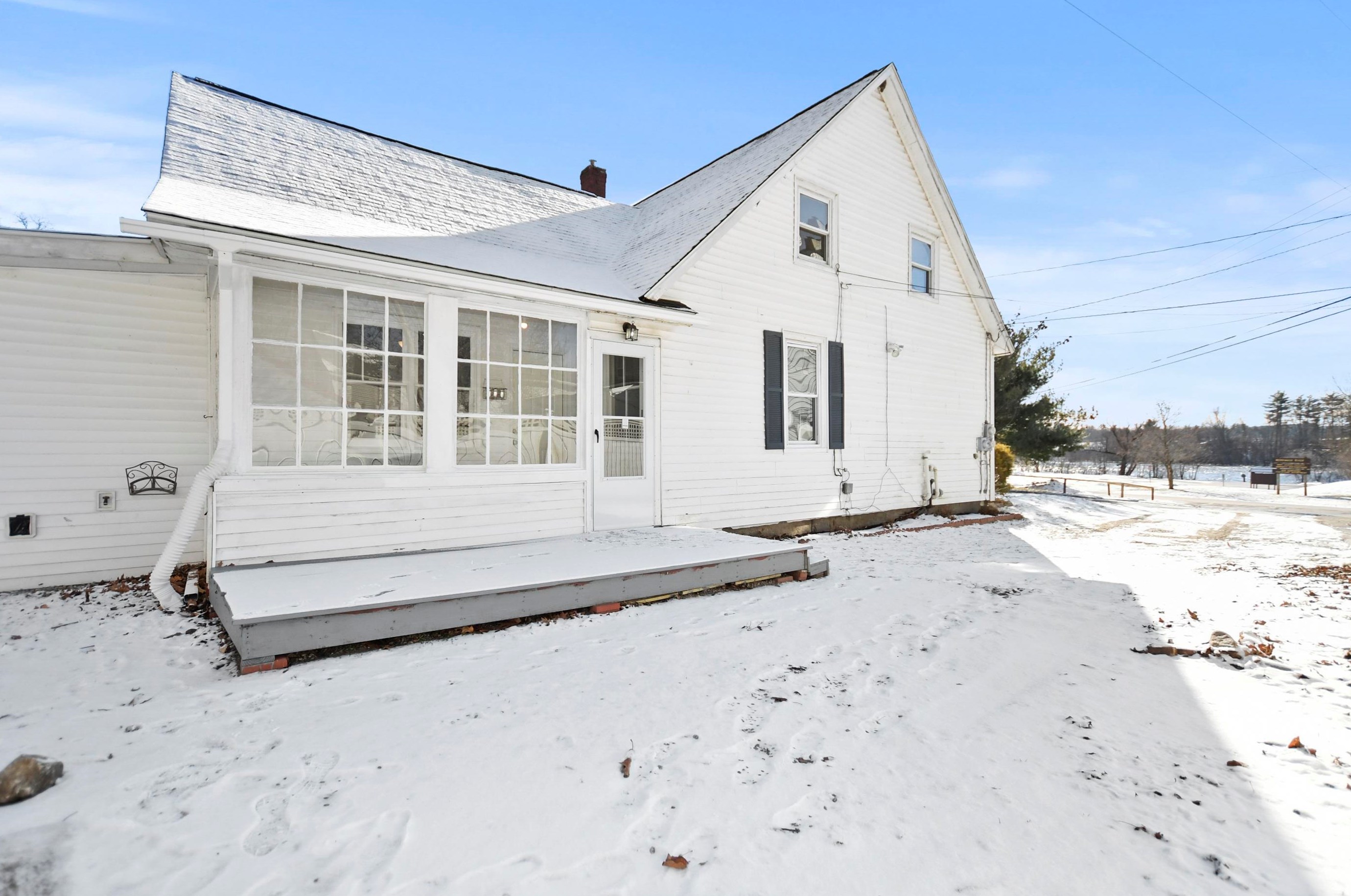 30 Dundee Ave, Manchester NH  03106-1426 exterior