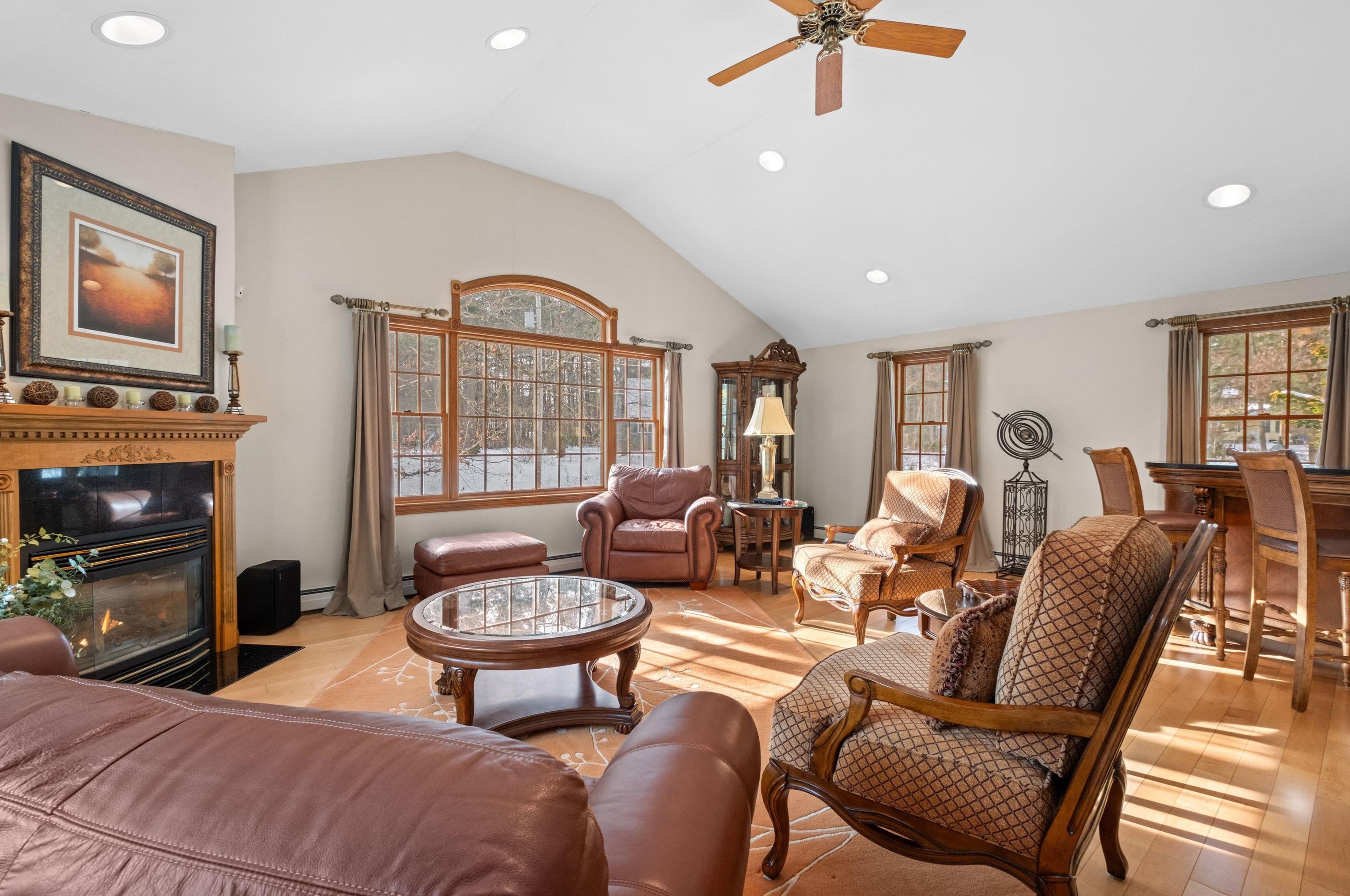 34 Pleasant Dr, Londonderry, NH 03053