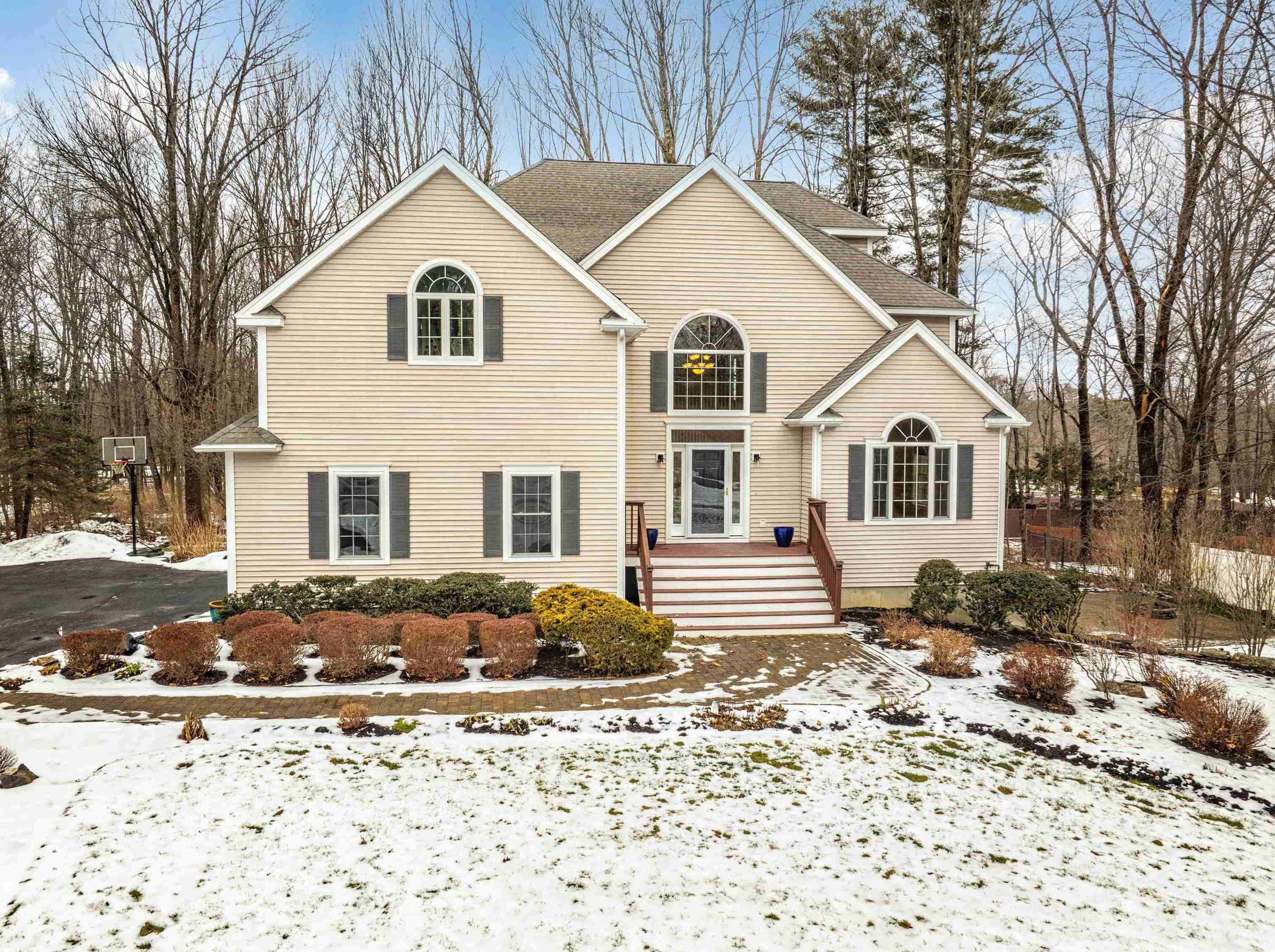22 Waterloo Cir, Dover, NH 03820