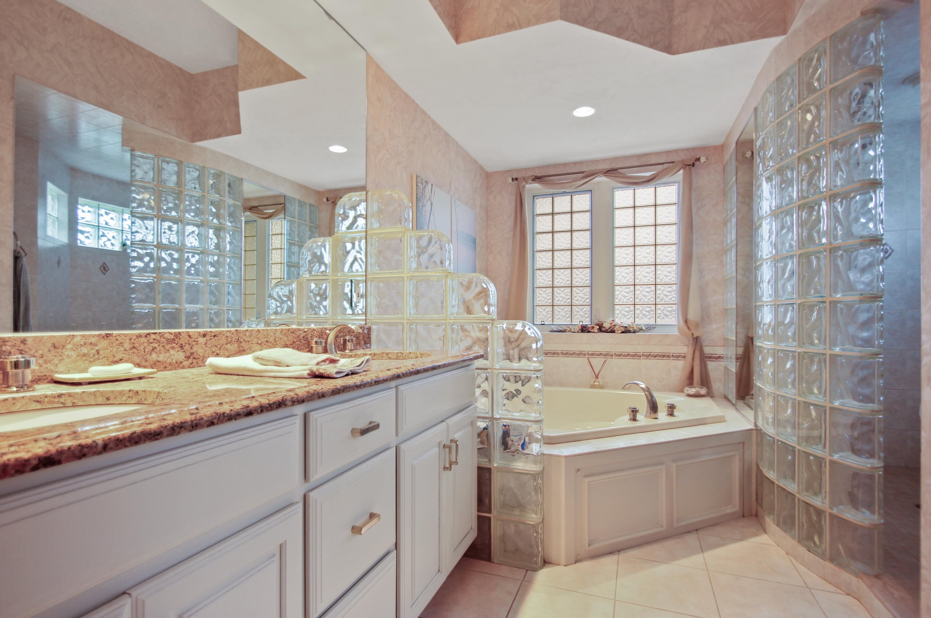 55 Hawkins Glen Dr, Salem NH  03079-1878 exterior