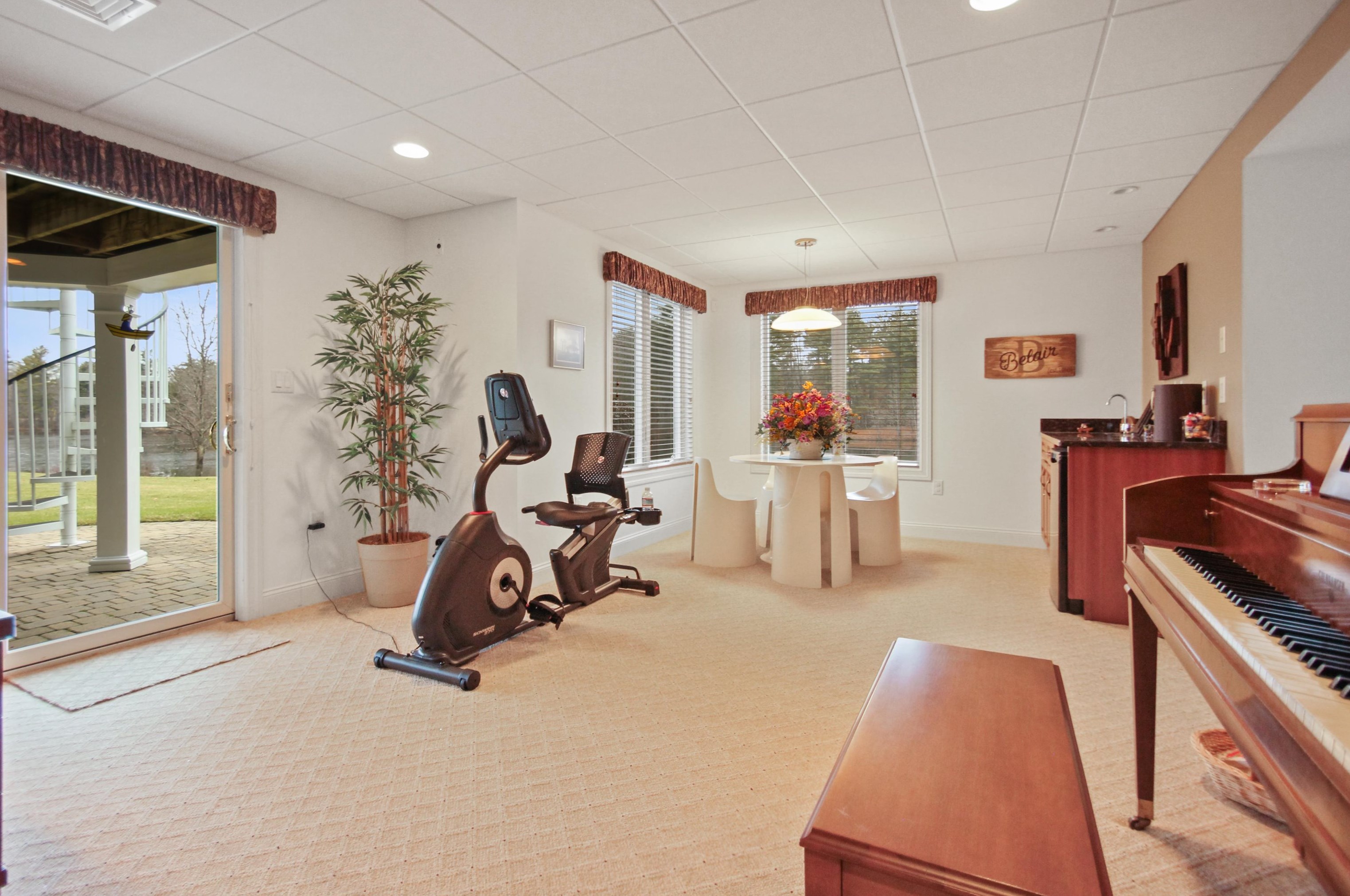 55 Hawkins Glen Dr, Salem NH  03079-1878 exterior