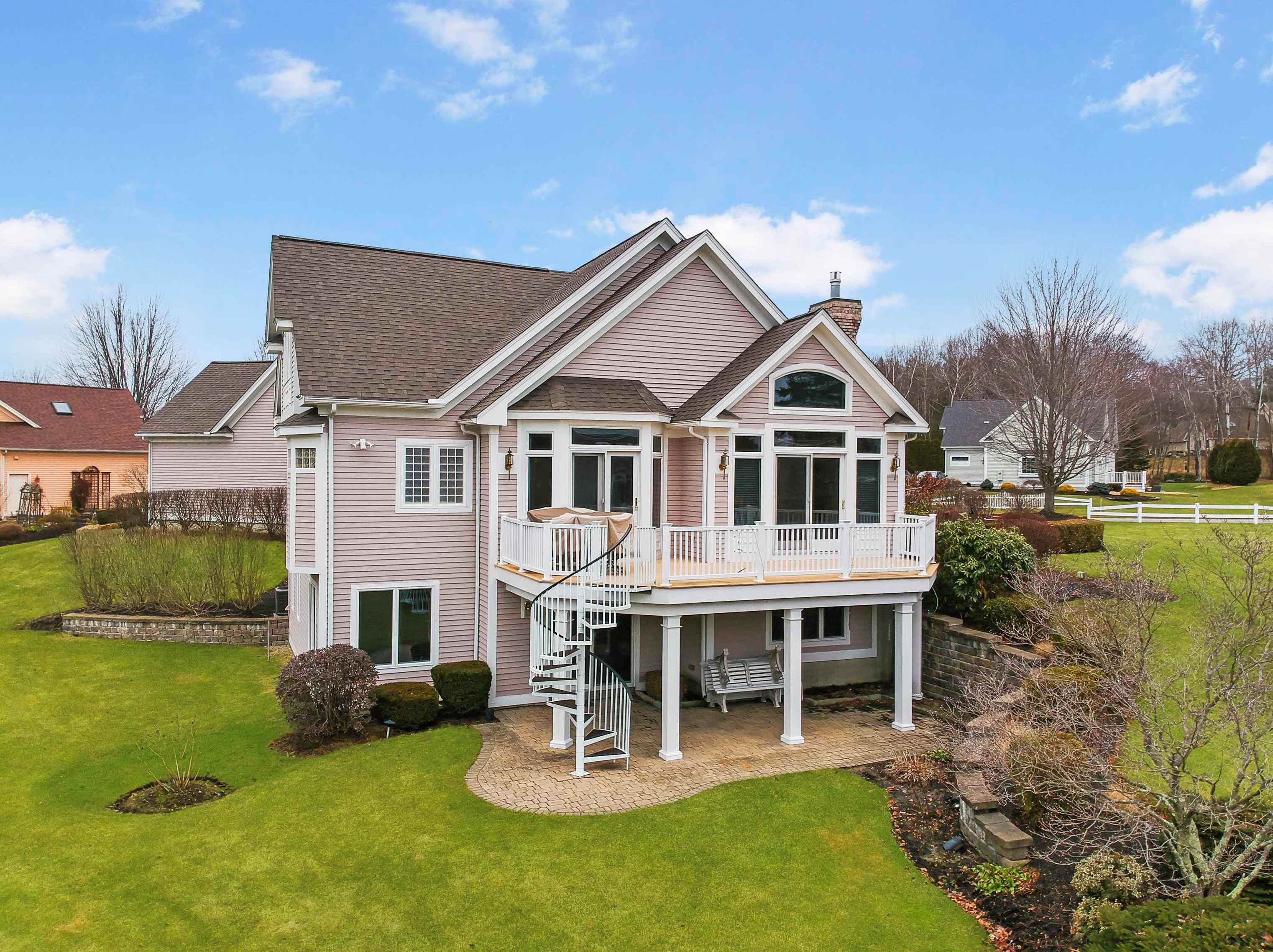 55 Hawkins Glen Dr, Salem NH  03079-1878 exterior