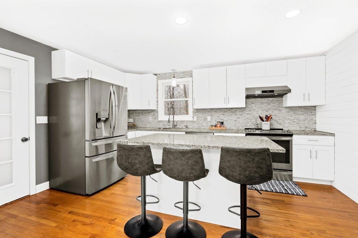 13 Helen Dr, Manchester NH  03106-2005 exterior