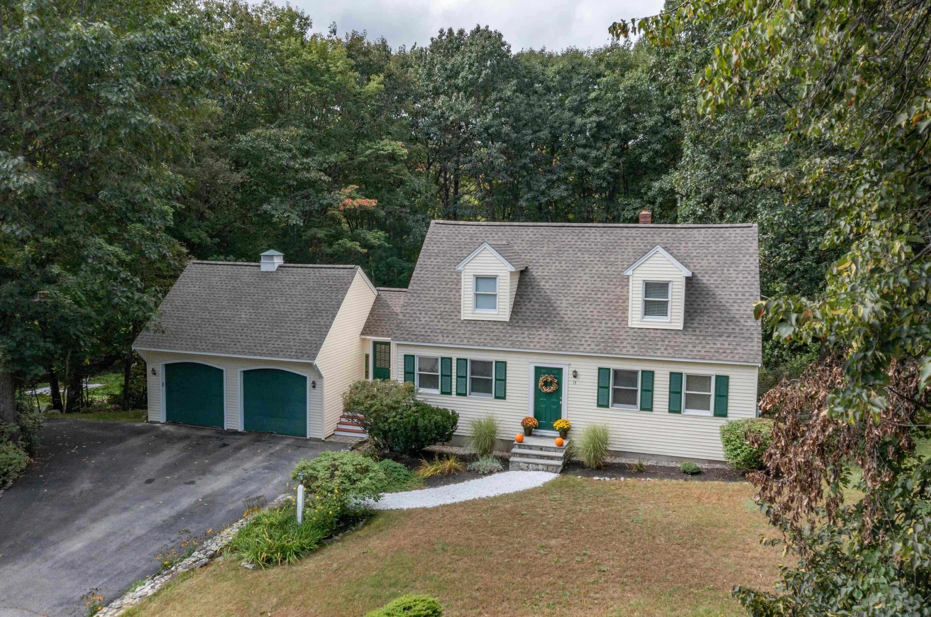 13 Helen Dr, Manchester NH  03106-2005 exterior