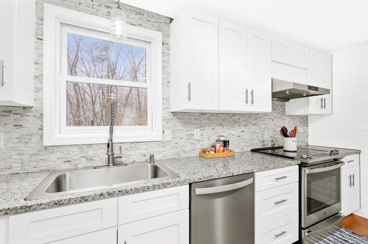 13 Helen Dr, Manchester NH  03106-2005 exterior